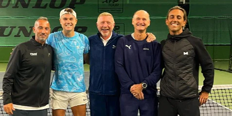 Boris Becker (Mitte), links daneben wohl sein neuer Schützling Holger Rune.