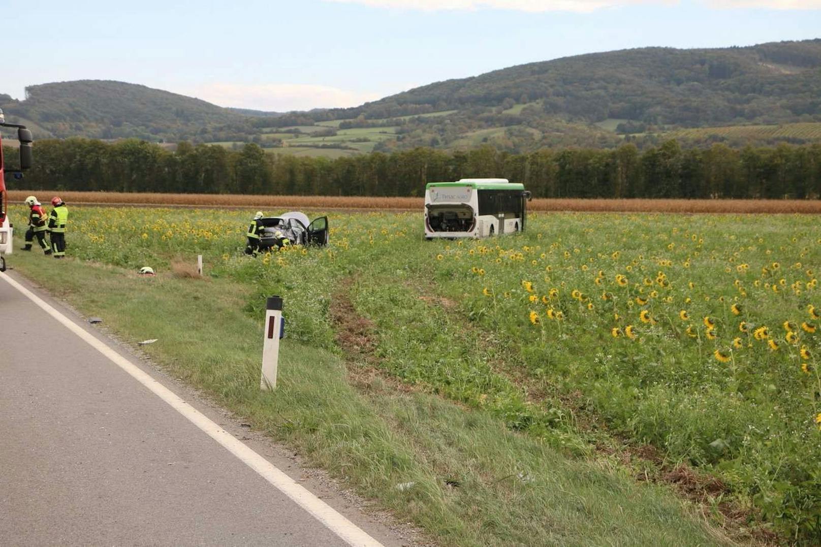 Die 66-jährige Pkw-Lenkerin, der 37-jährige Buschauffeur sowie der 85-Jährige wurden bei dem Unfall teils schwer verletzt.