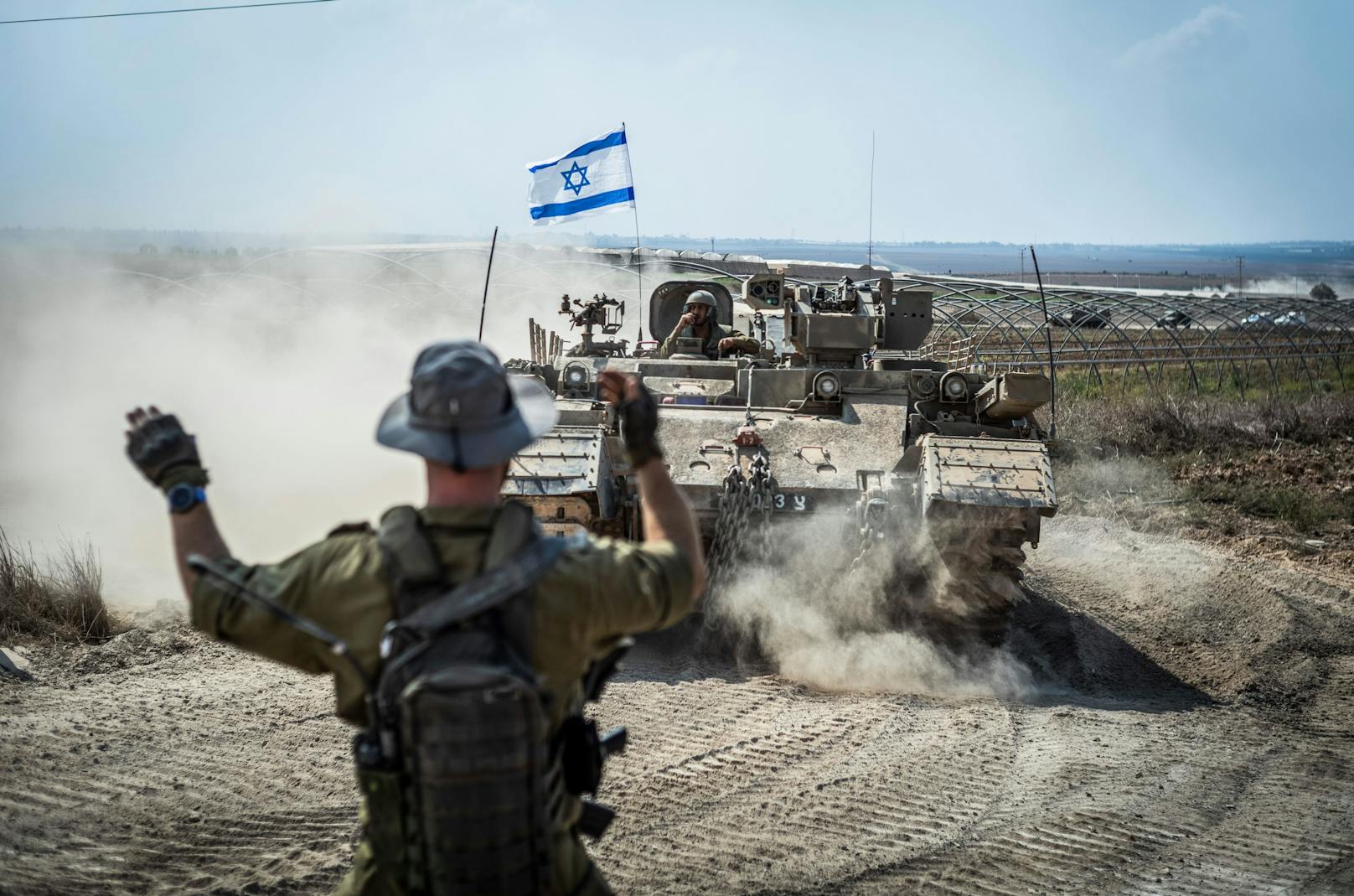 Israelische Panzer haben bereits an der Grenze zum Gaza-Streifen Aufstellung bezogen. Das Militär plant eine Bodenoffensive.