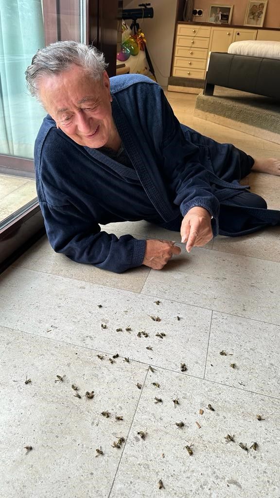 Richard Lugner hat ein tierisches Problem in seinem  Schlafzimmer.