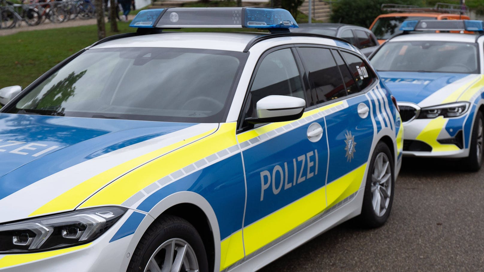 Einsatzfahrzeuge der bayrischen Polizei. Symbolbild.