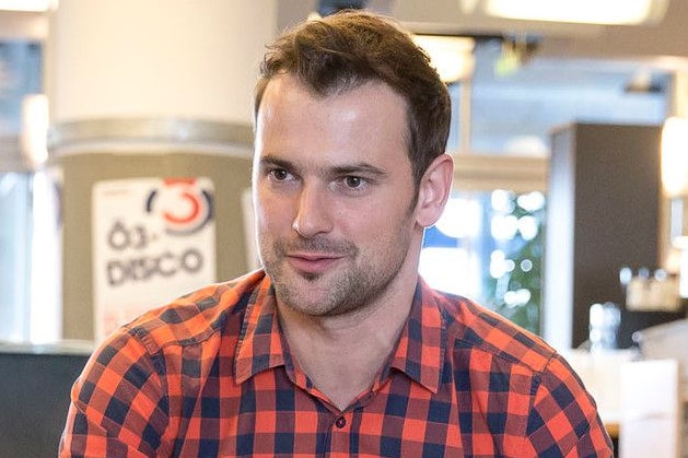 Nach Armin Wolf, Armin Assinger und Hans Bürger hat es nun auch ORF-Moderator Sigi Fink getroffen.