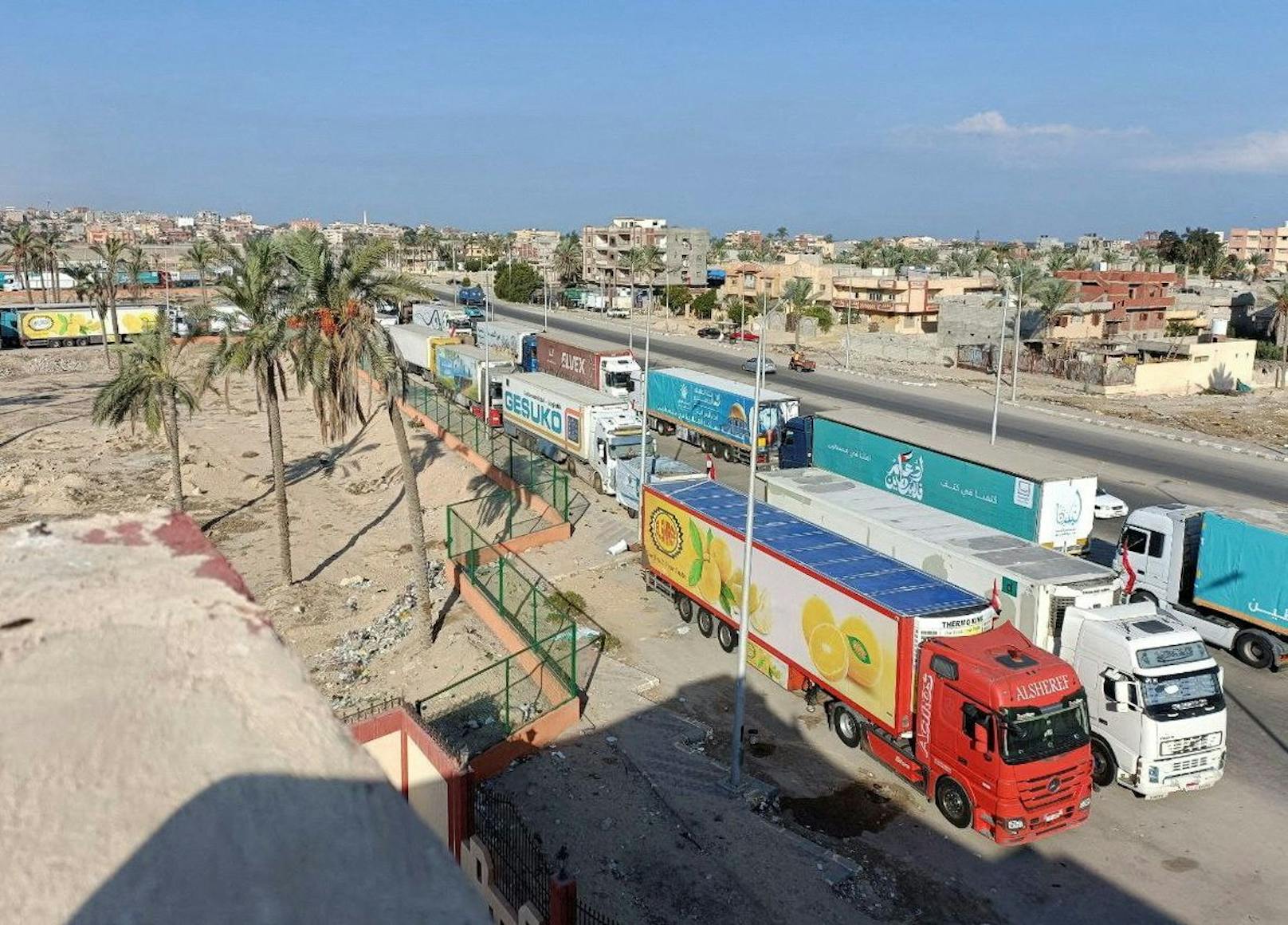 Lastwagen, die humanitäre Hilfe für Palästinenser transportieren warten auf die Wiedereröffnung des Grenzübergangs Rafah, um in den Gazastreifen zu gelangen.