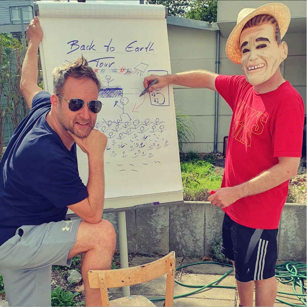Tour-Planung: Matthias Strolz mit dem Wiener Künstler Kurt Razelli