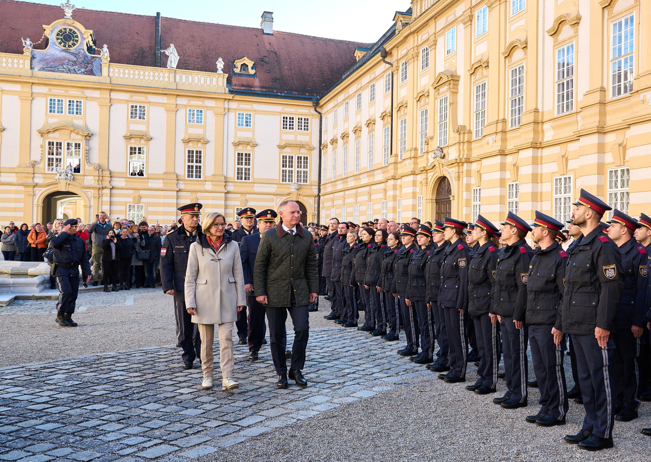 Beim Abschreiten der Ehrenformation: Landespolizeidirektor Franz Popp, Landeshauptfrau Johanna Mikl-Leitner, Bundespolizeidirektor Michael Takacs und Bundesminister Gerhard Karner (v.l.n.r.).