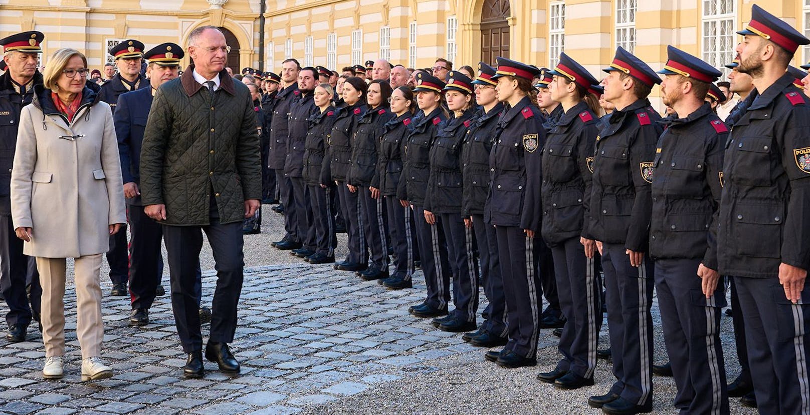 Beim Abschreiten der Ehrenformation: Landespolizeidirektor Franz Popp, Landeshauptfrau Johanna Mikl-Leitner, Bundespolizeidirektor Michael Takacs und Bundesminister Gerhard Karner (v.l.n.r.).