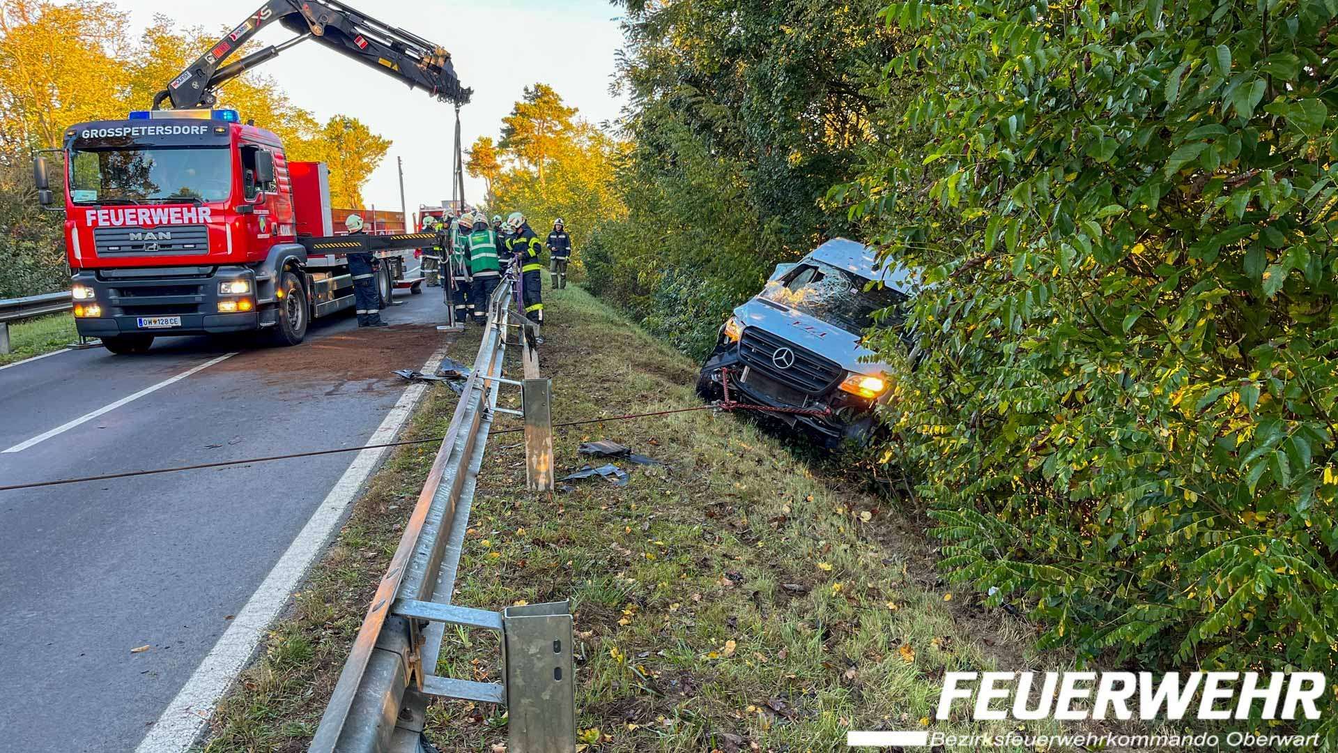 In Hannersdorf wurde ein Schlepper-Kleintransporter über eine Leitplanke geschleudert.