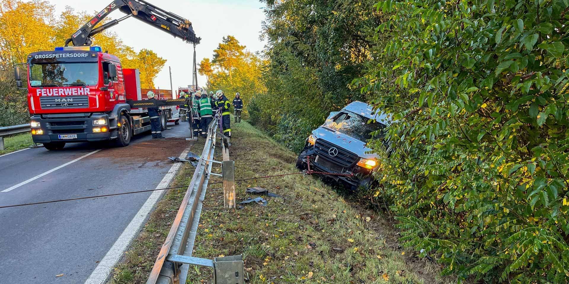 In Hannersdorf wurde ein Schlepper-Kleintransporter über eine Leitplanke geschleudert.