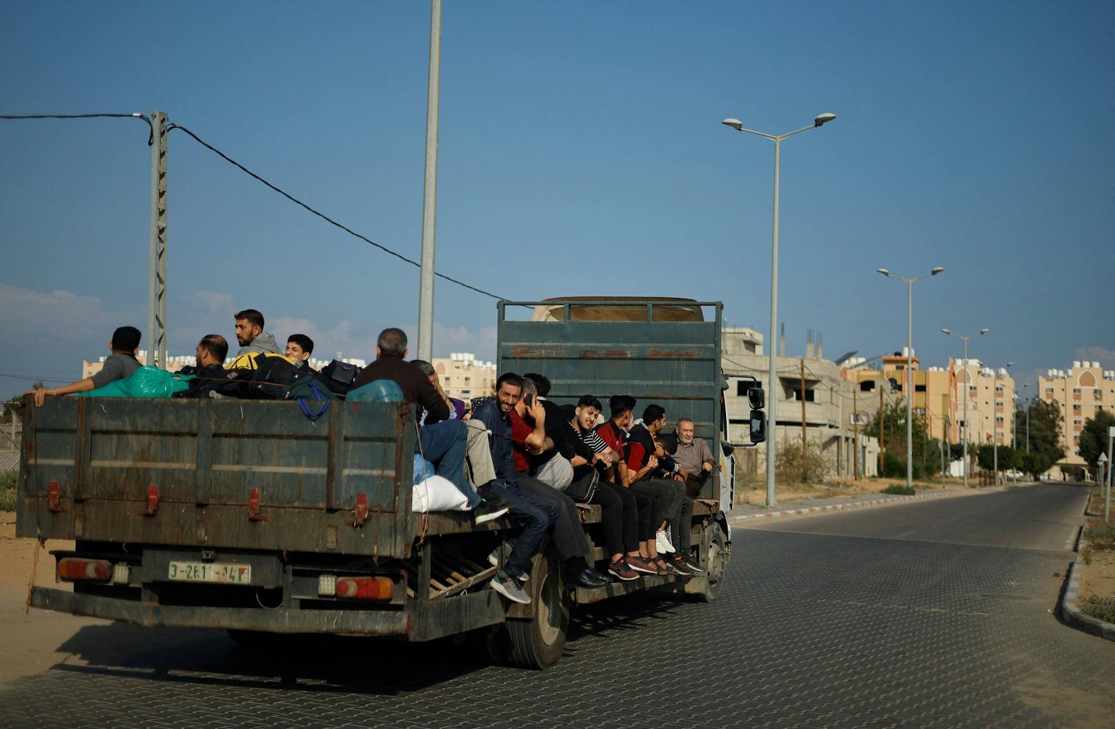 Im Süden des Gazastreifens treffen immer mehr Menschen ein, die vor der angekündigten israelischen Bodenoffensive aus dem Norden geflüchtet sind.