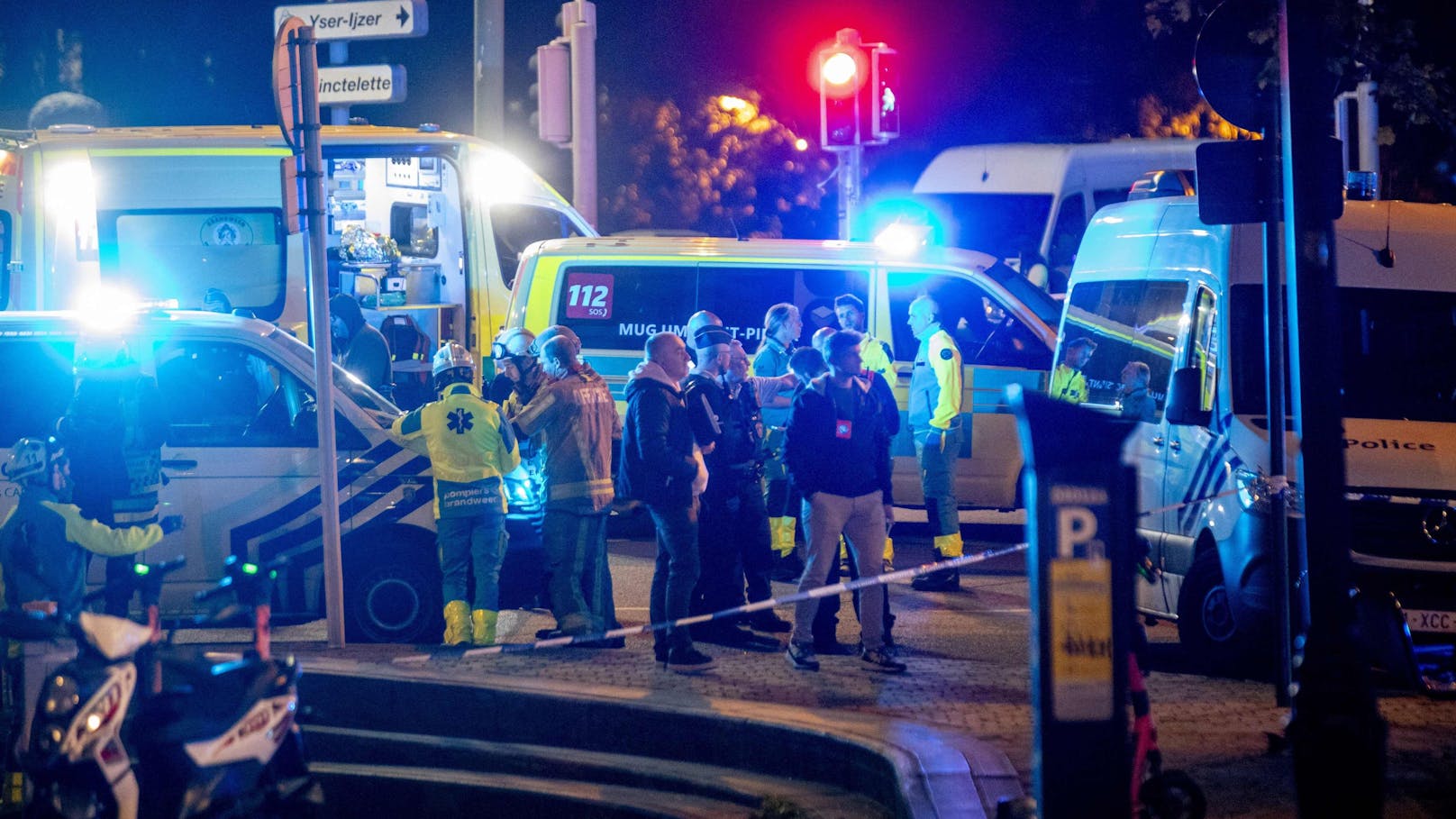 Bei den Opfern handelt es sich offenbar um schwedische Fußballfans – am Montag fand am Abend das EM-Qualifikationsspiel Belgien gegen Schweden statt. 