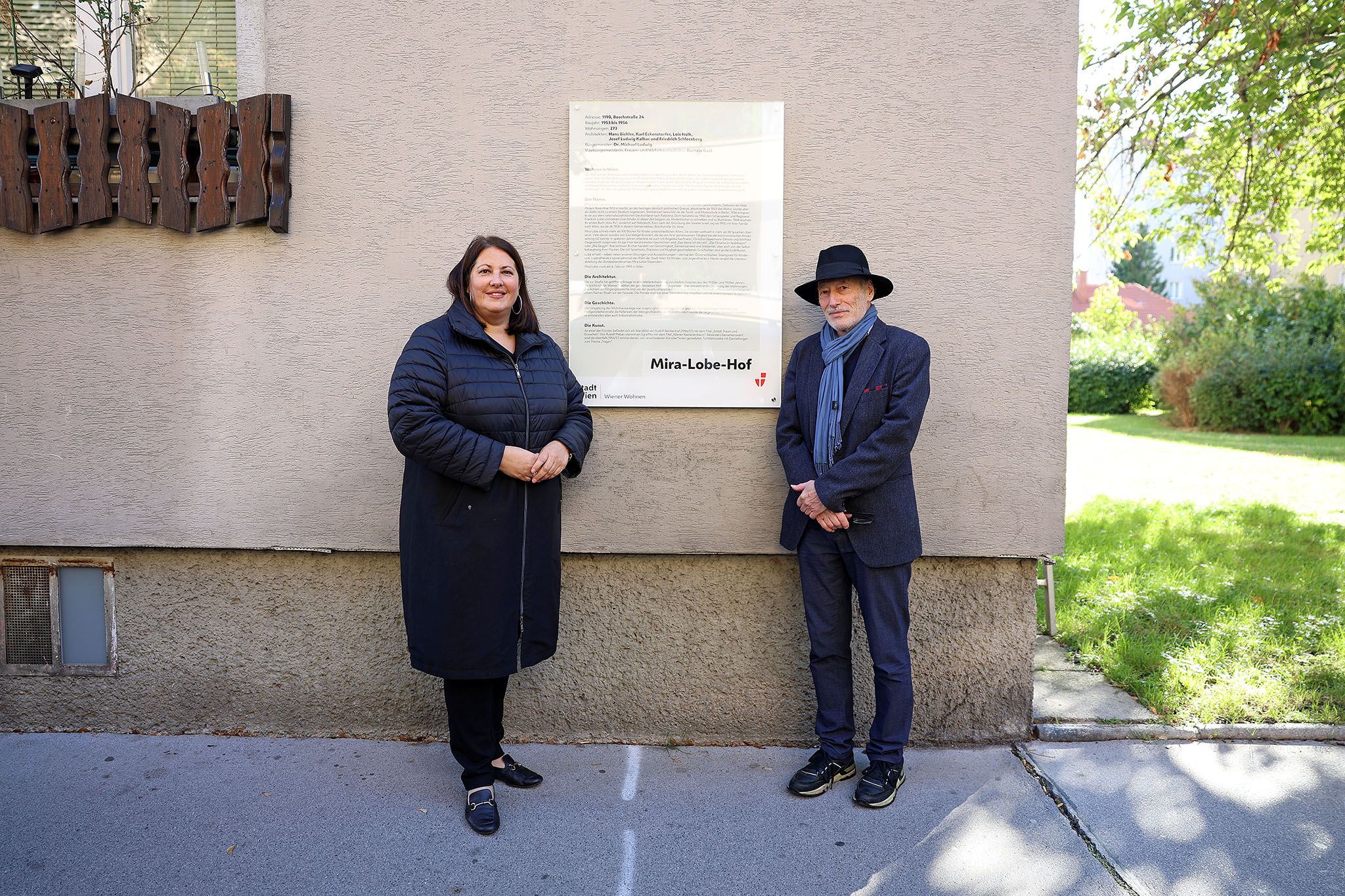Wohnbaustadträtin Kathrin Gaál (SPÖ) mit Mira Lobes Sohn Reinhardt vor dem neu benannten Gemeindebau in Döbling.