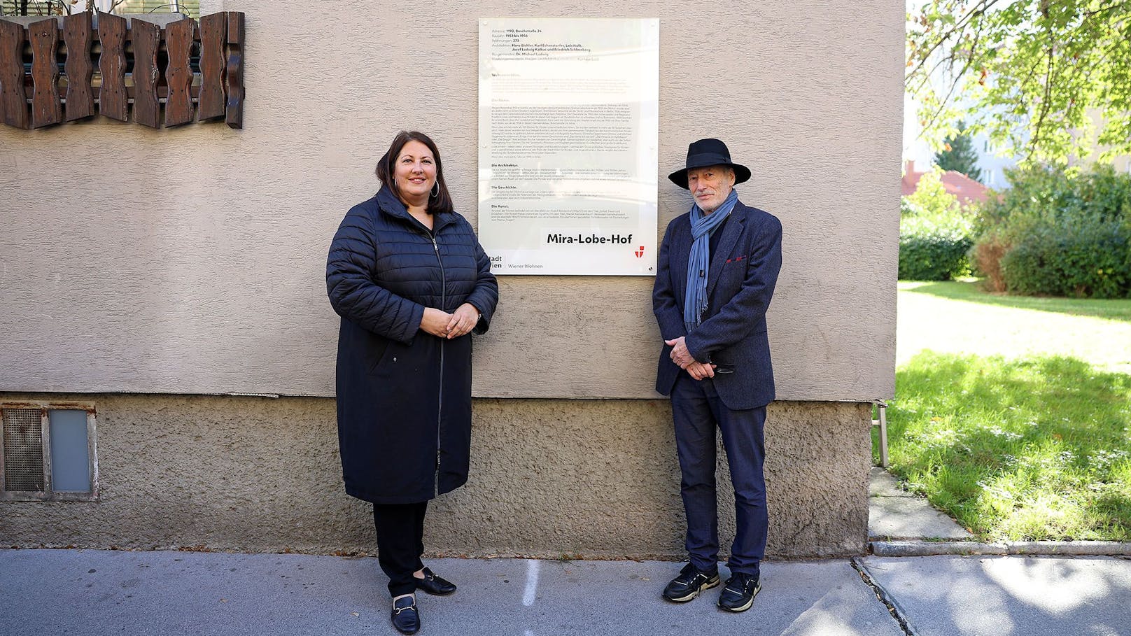 Wohnbaustadträtin Kathrin Gaál (SPÖ) mit Mira Lobes Sohn Reinhardt vor dem neu benannten Gemeindebau in Döbling.