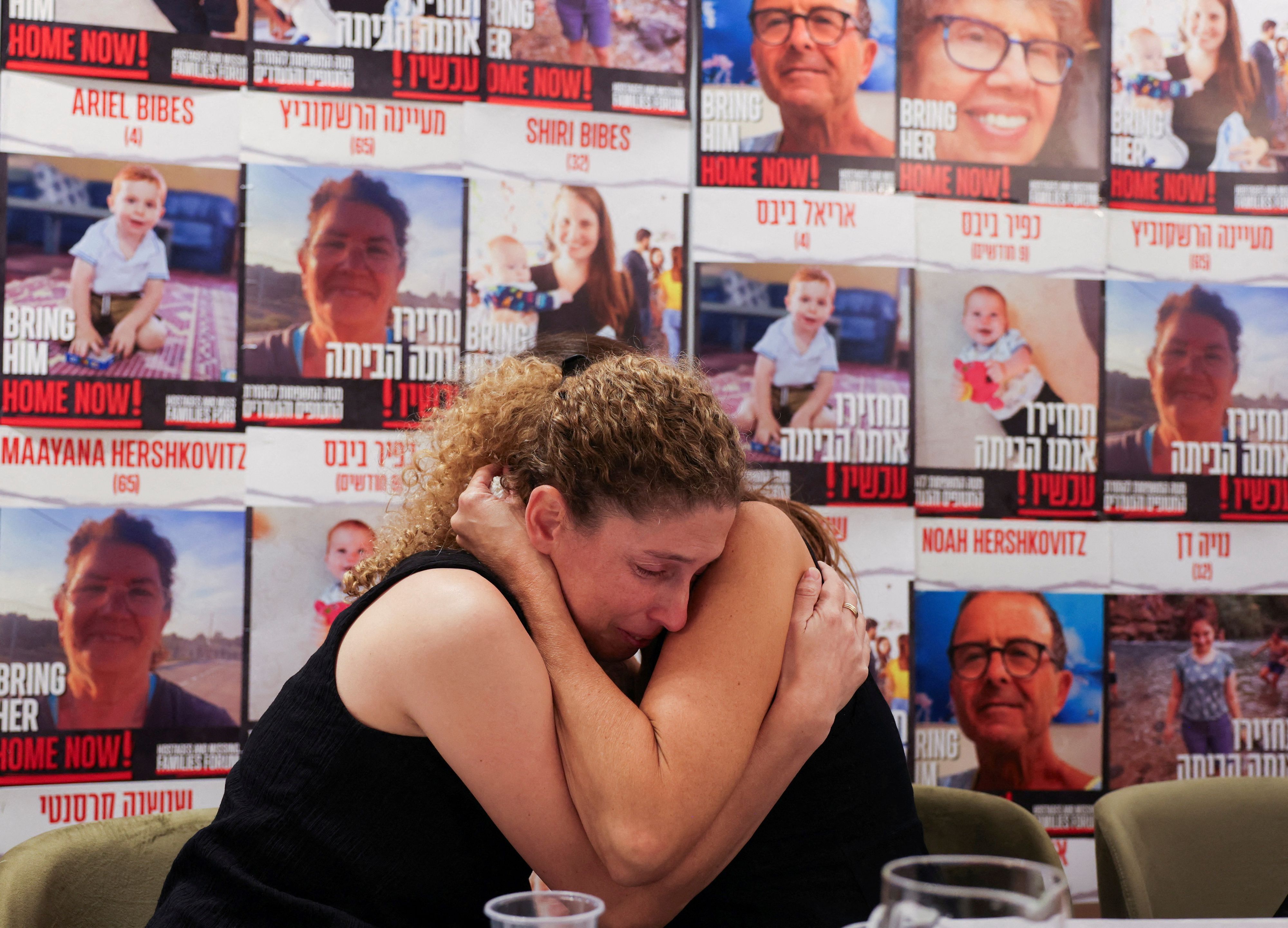 Familien der Geiseln hielten am Samstag eine&nbsp;Pressekonferenz, auf der sie einen humanitären Korridor für den Transport von Medikamenten und humanitärer Hilfe für die Gefangenen forderten.&nbsp;