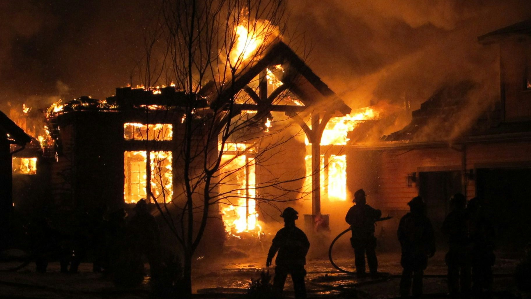 Die Frau zündete das Haus ihres Ex-Freundes an.