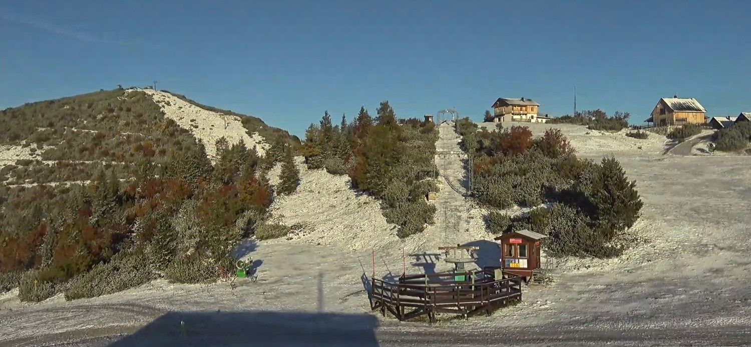 Auf den Bergen in Oberösterreich lag am Montag in der Früh der erste Schnee.