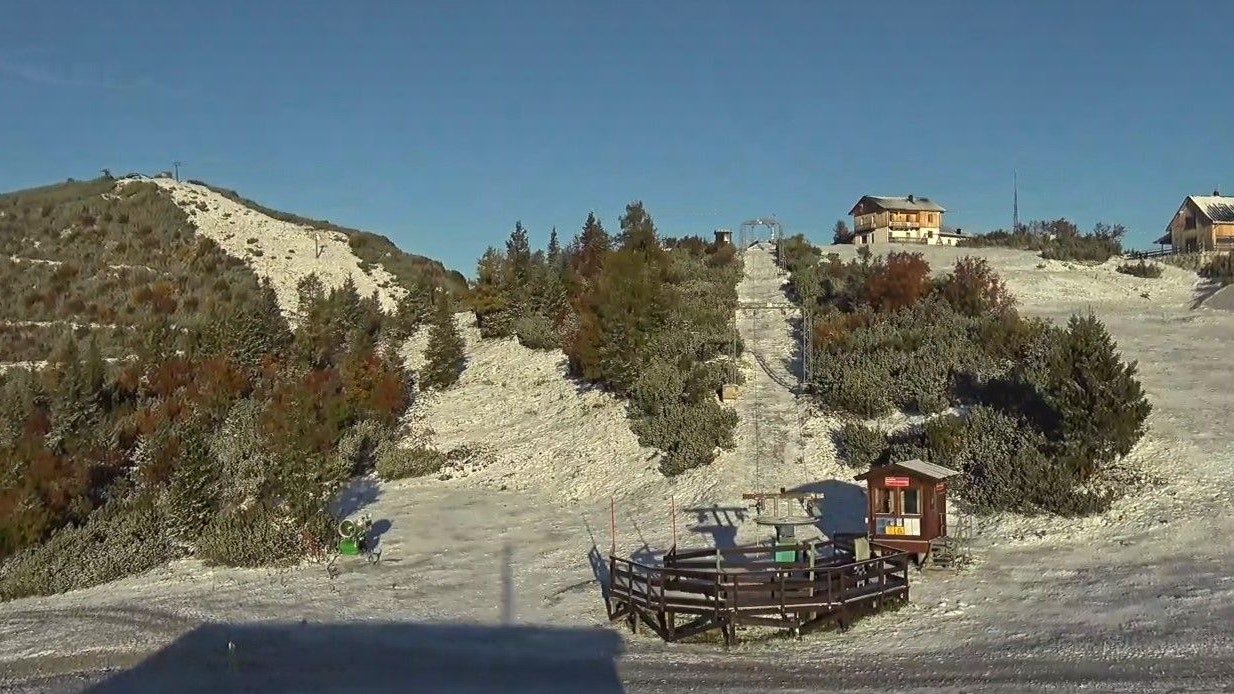 Auf den Bergen in Oberösterreich lag am Montag in der Früh der erste Schnee.
