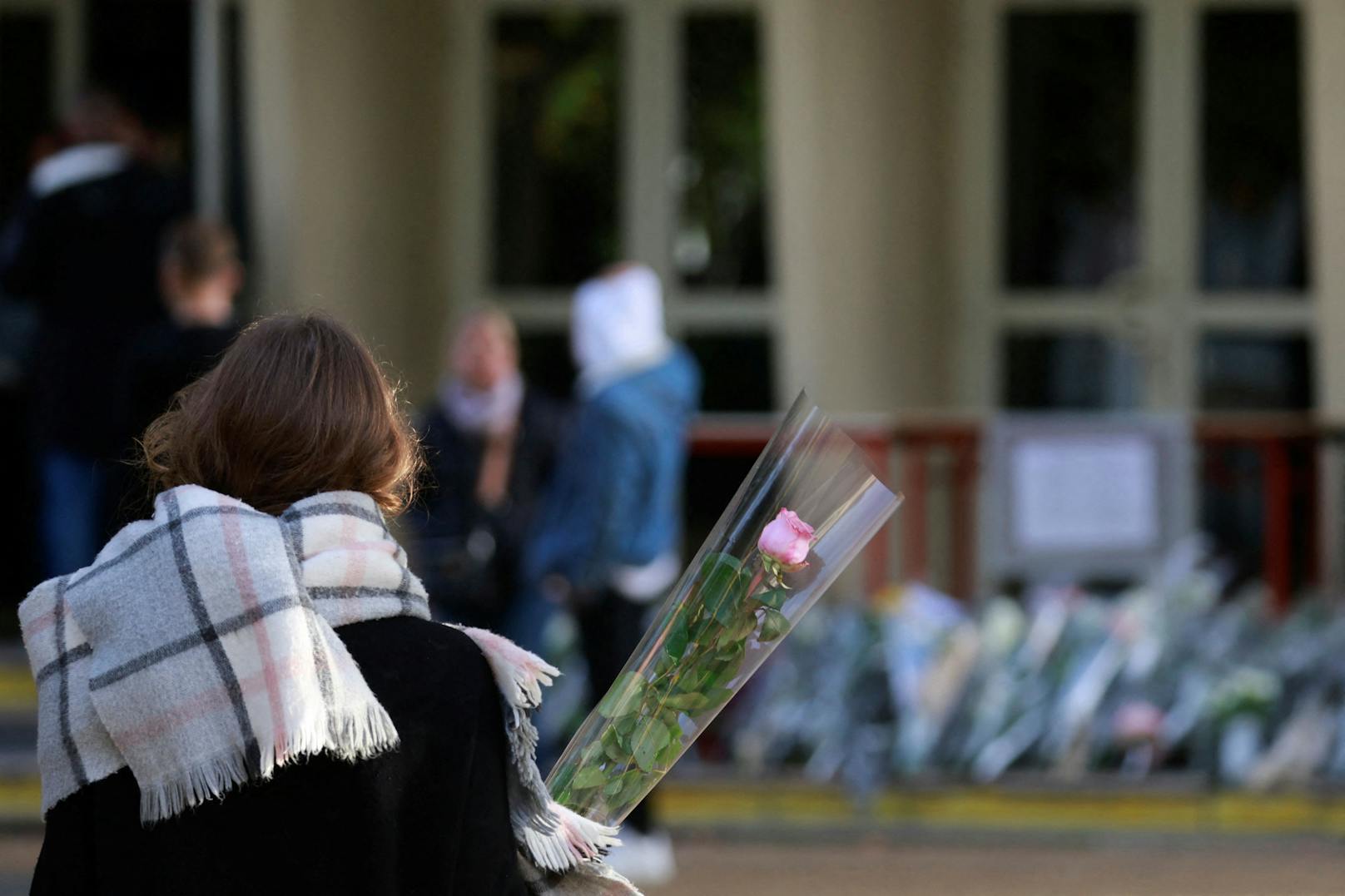 Wie die Präfektur von Pas-de-Calais mitteilte, seien derzeit Experten für die Entschärfung von Sprengsätzen im Einsatz.