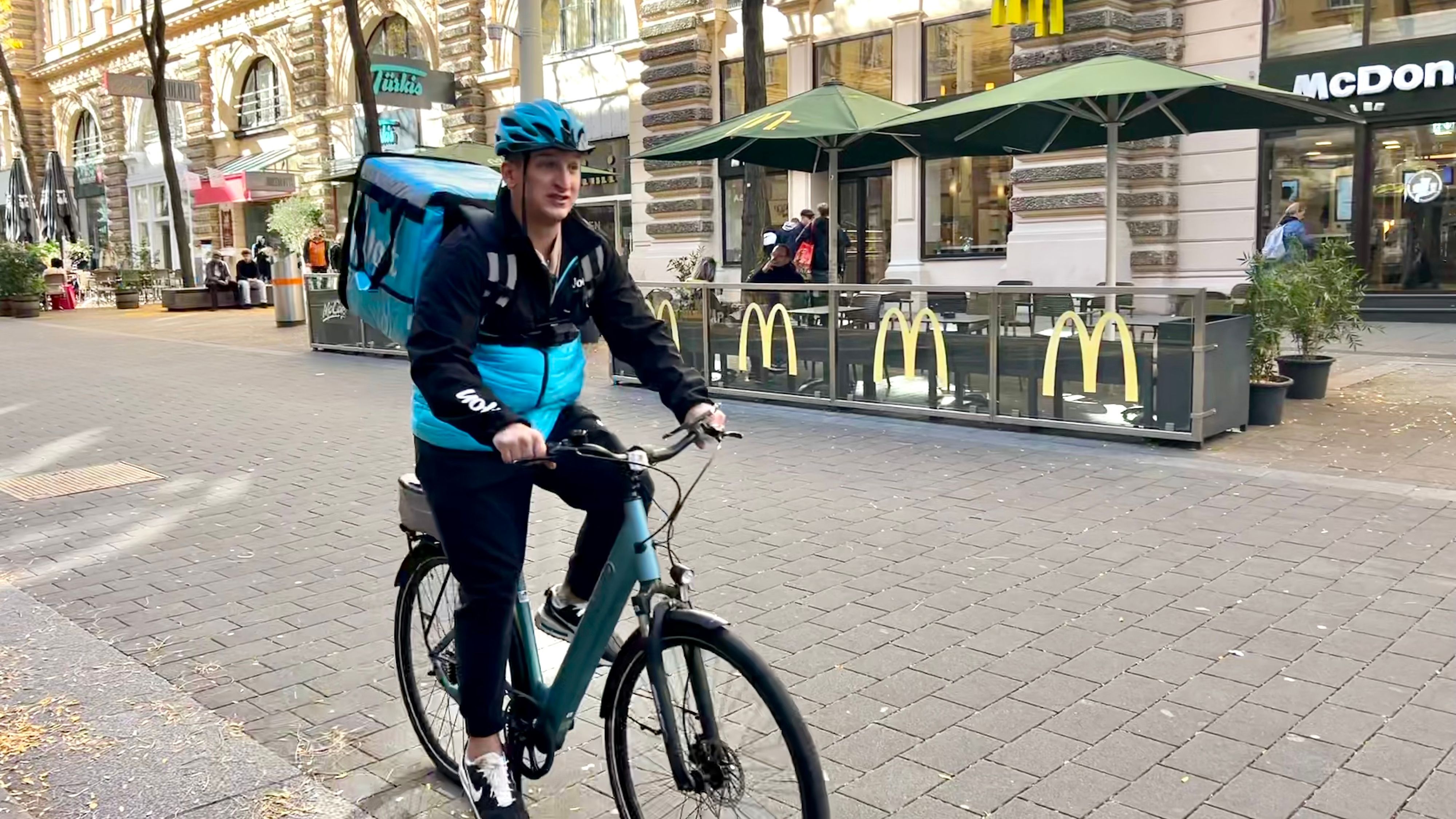 Satans Bratan steigt für Lieferdienst 