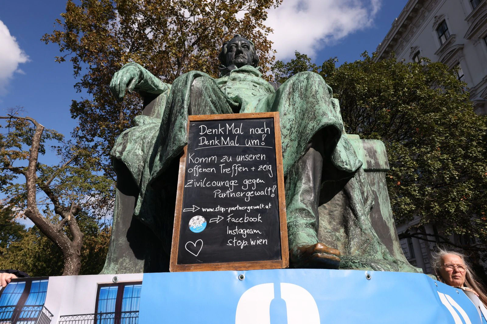 Mit Schildern und Transparenten machten die Aktivistinnen auf sich und den Kampf gegen Gewalt an Frauen aufmerksam.