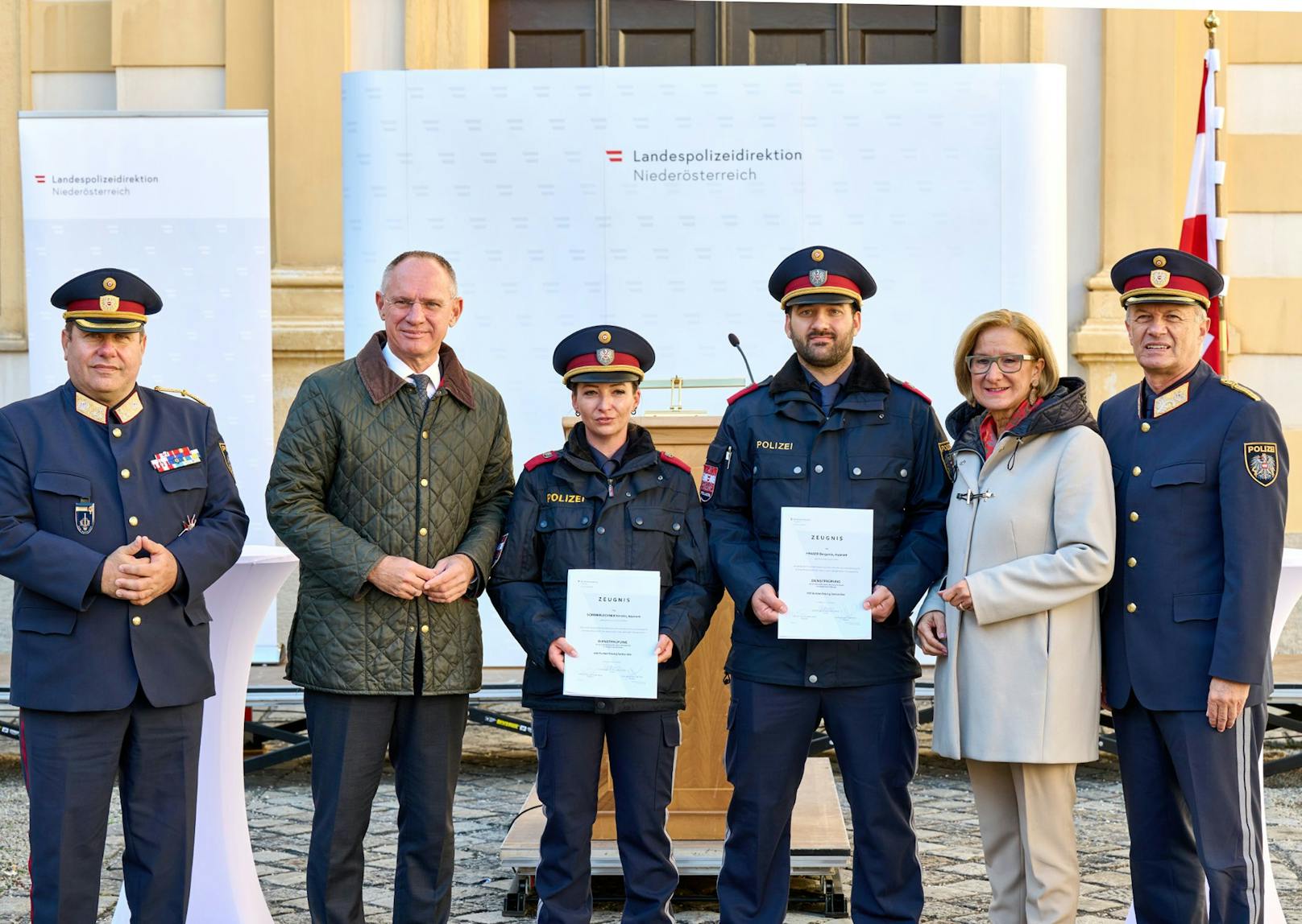 Bundespolizeidirektor Michael Takacs, Bundesminister Gerhard Karner, die Aspiranten Kerstin Sommerlechner und Benjamin Prager, Landeshauptfrau Johanna Mikl-Leitner und Landespolizeidirektor Franz Popp (v.l.n.r.).