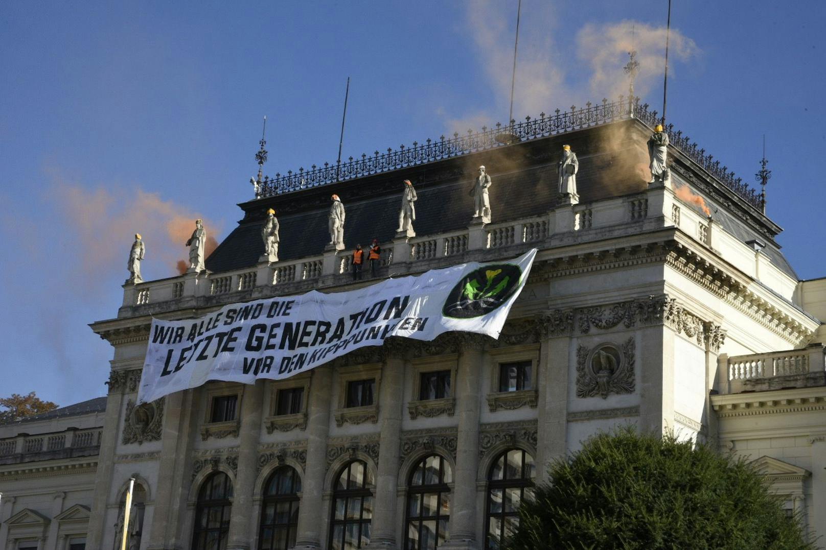 Am 16. Oktober 2023 haben Klima-Aktivisten der Letzten Generation ein riesiges Banner auf der Grazer Universität entrollt.