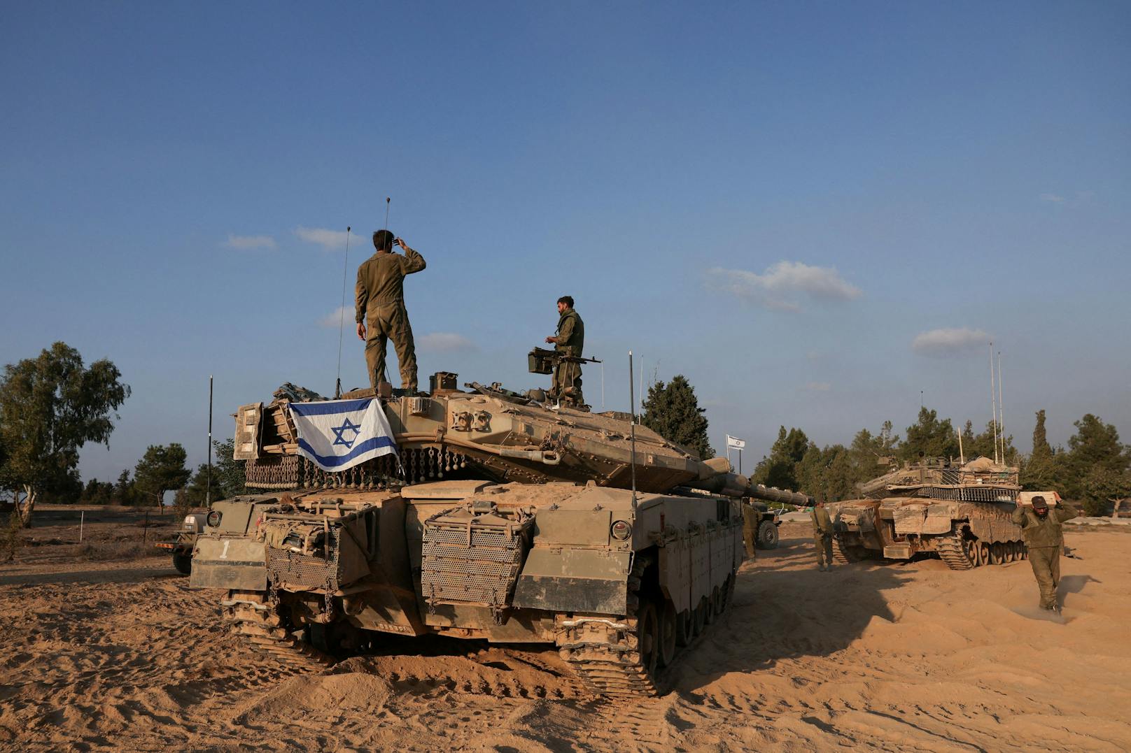 Israel bereitet einen Angriff "aus der Luft, zu Wasser und zu Lande" auf den Gazastreifen vor.
