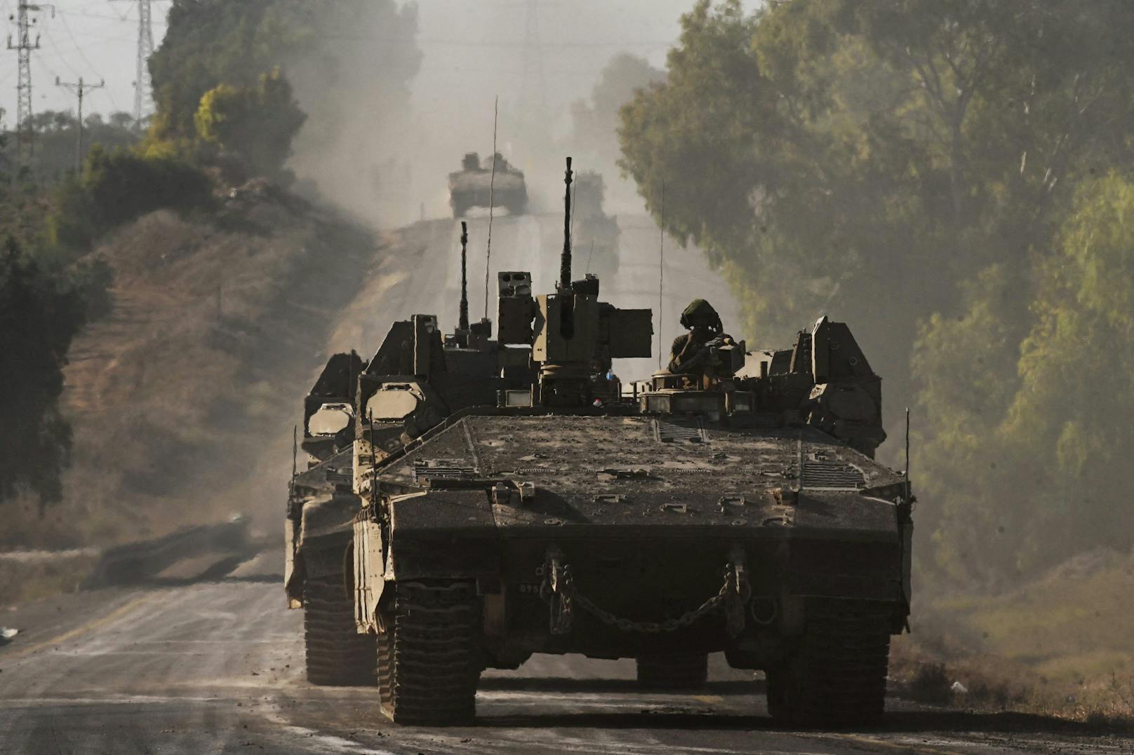 Gepanzerte Fahrzeuge der israelischen Armee rollen am 15. Oktober im Süden Israels auf die Grenze zum Gazastreifen zu.