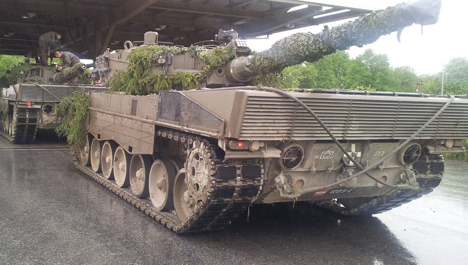 Zwei Leopard 2A4 des PzB 14