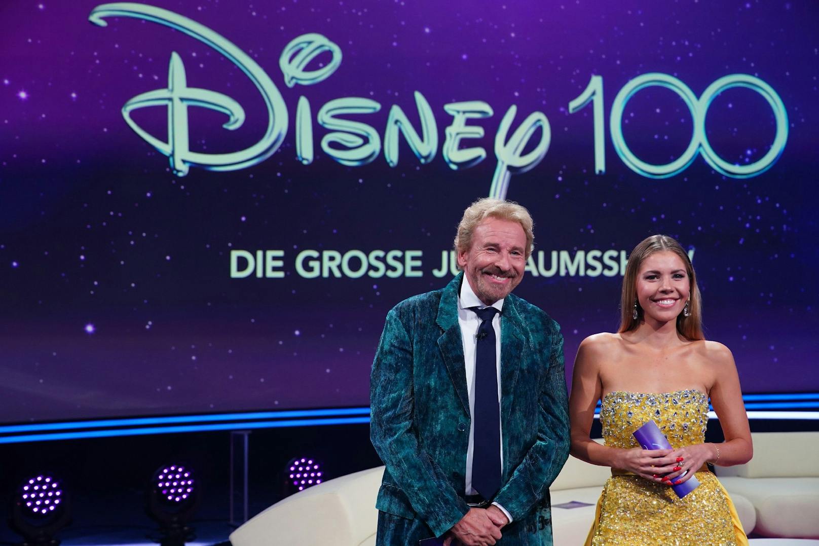Victoria Swarovski und Thomas Gottschalk führen durch die große "Disney"-Jubiläumsshow.