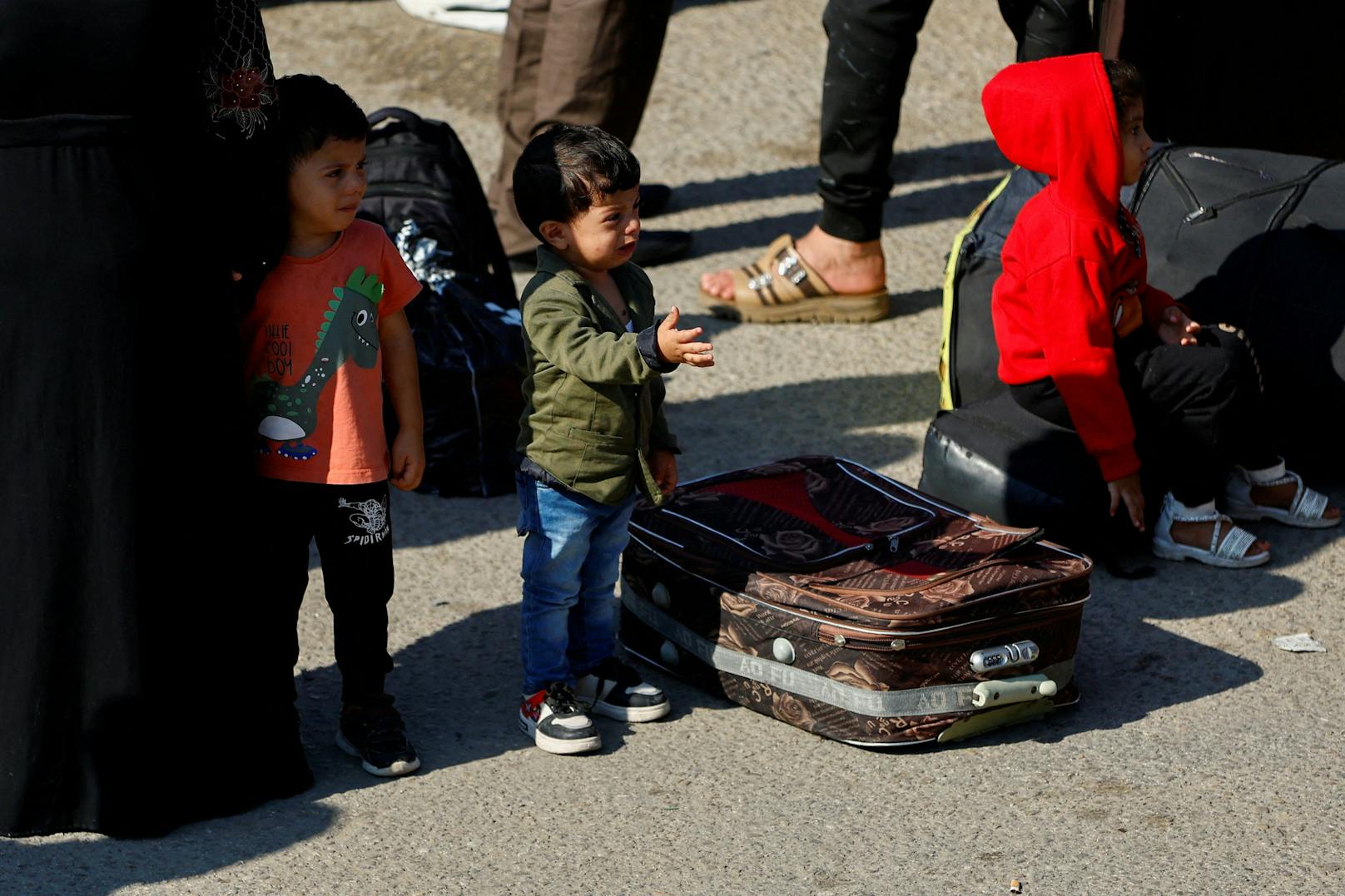 Palästinenser mit doppelter Staatsbürgerschaft versammeln sich nun vor dem Grenzübergang von Rafah zu Ägypten.&nbsp;