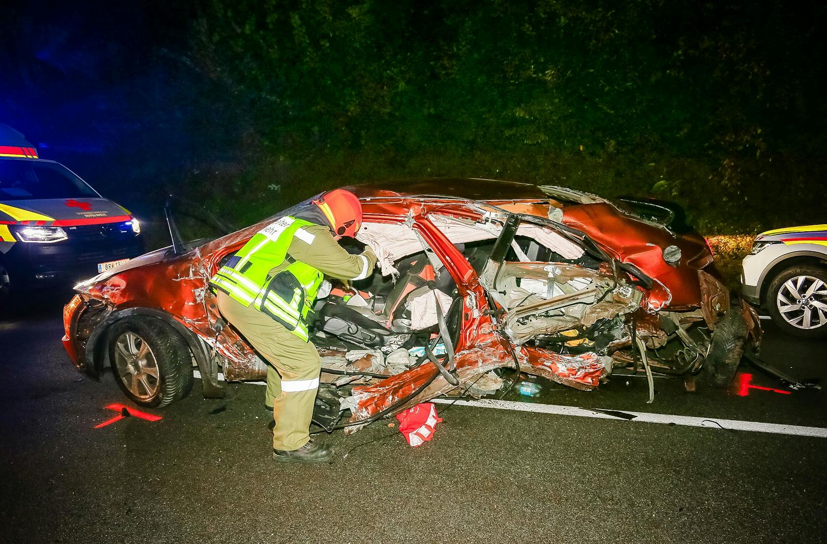 Beim Zusammenprall wurde die gesamte Fahrerseite des Pkws der 23-Jährigen aufgerissen.