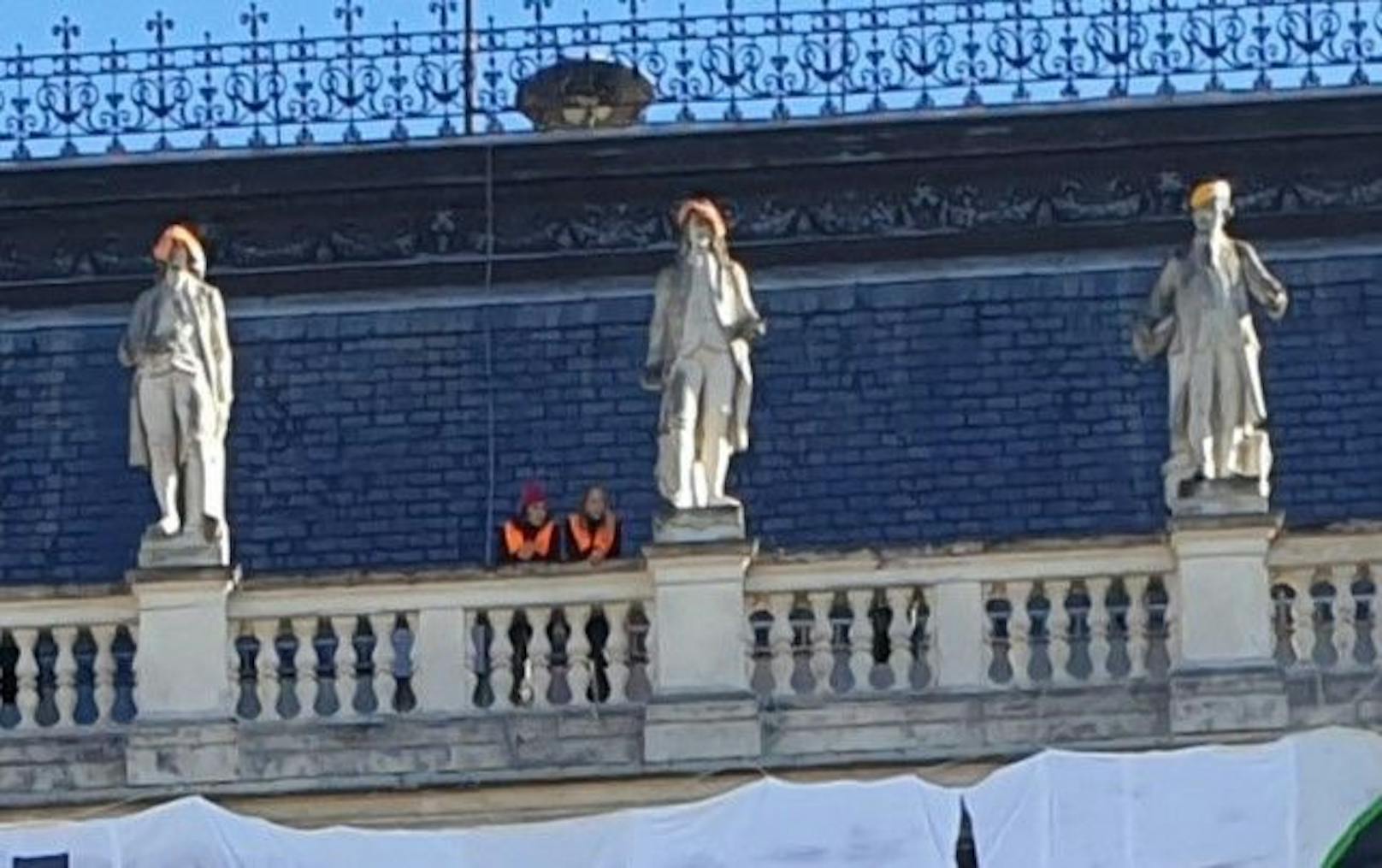 Am 16. Oktober 2023 haben Klima-Aktivisten der Letzten Generation ein riesiges Banner auf der Grazer Universität entrollt.