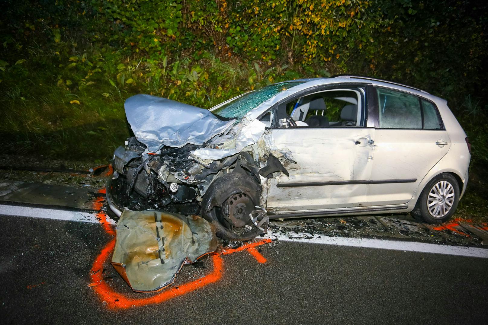 Auch das andere Auto bekam einen heftigen Schaden ab.&nbsp;