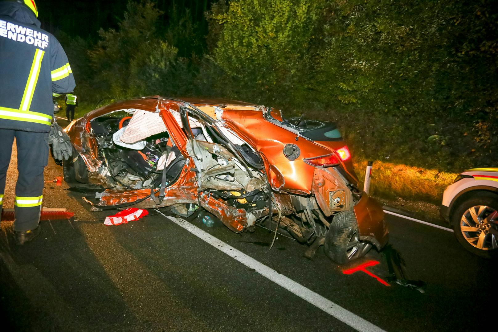 Das völlig zerstörte Auto der 23-jährigen Lenkerin.