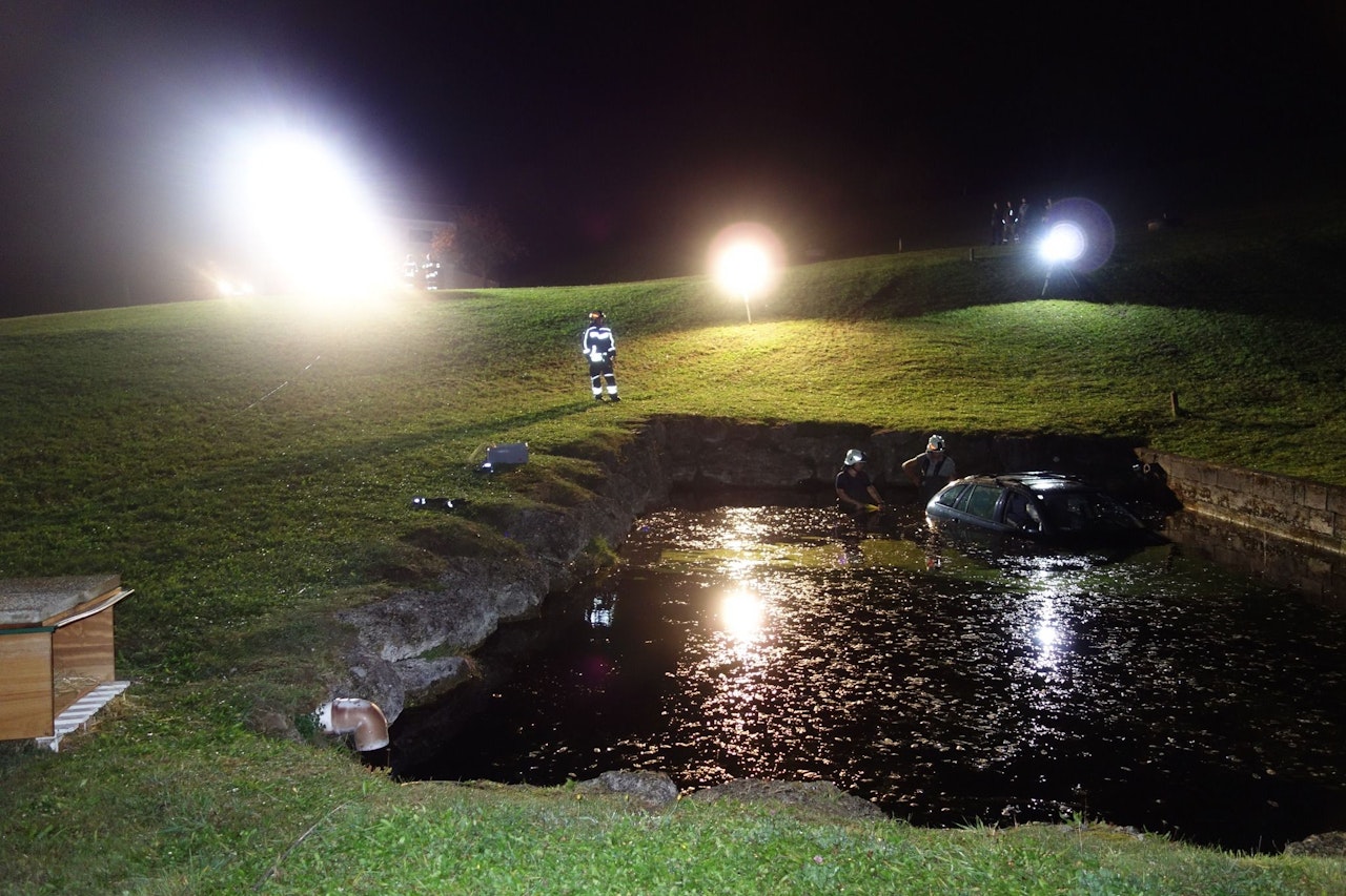 Heute.at - Platsch! Autolenker landete mit Wagen in Löschteich