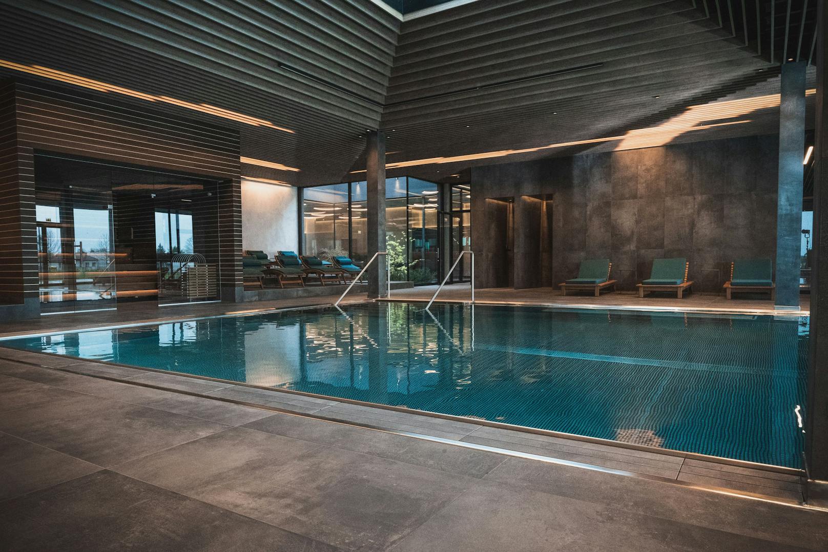 Der 4000 m² Spa-Bereich ist mit einer großzügigen Saunawelt mit Saunagarten, Indoor- und Outdoorpool sowie einem Fitnessraum ausgestattet.