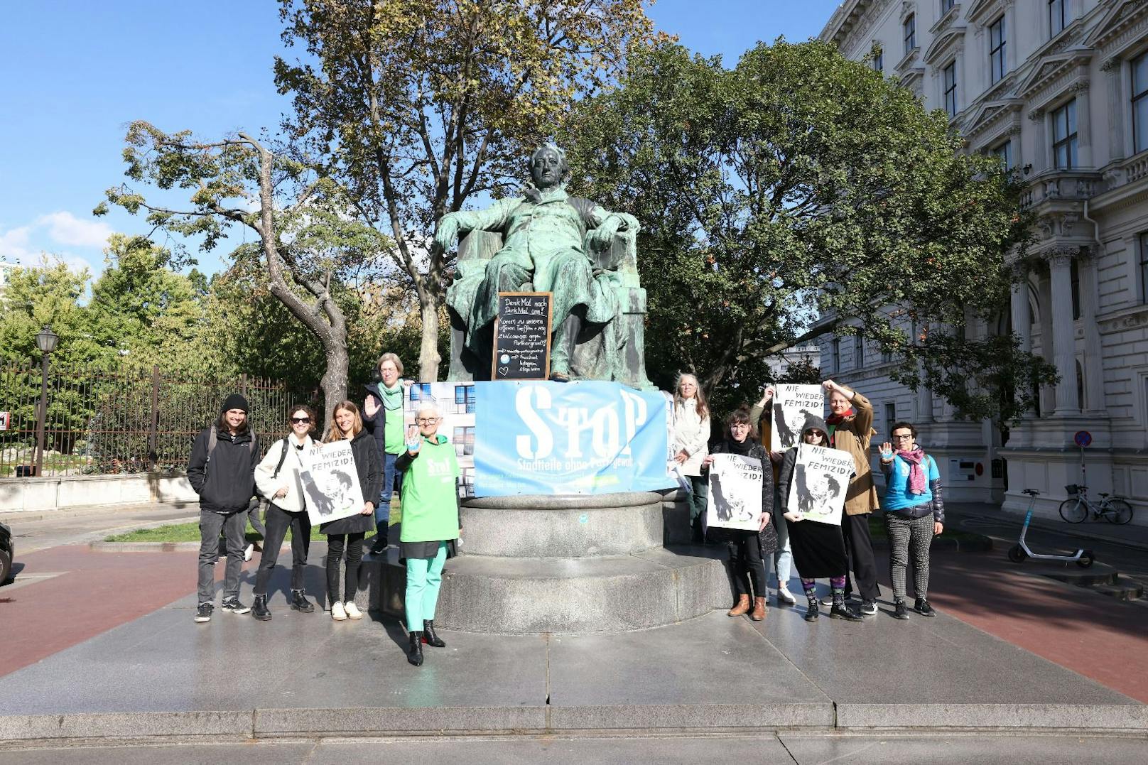 Flashmob in Wien – Feministinnen haben Goethe im Visier
