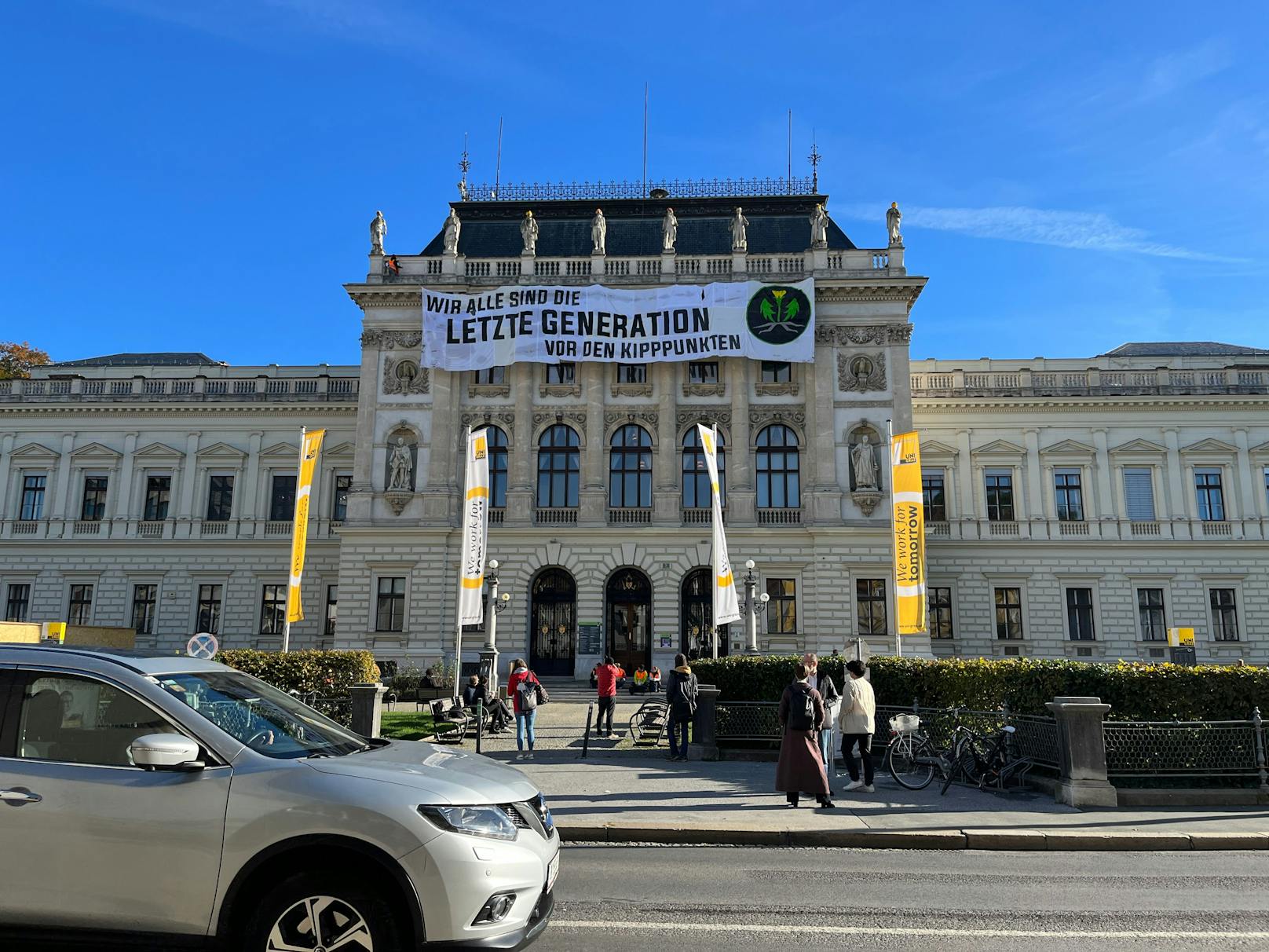 Am 16. Oktober 2023 haben Klima-Aktivisten der Letzten Generation ein riesiges Banner auf der Grazer Universität entrollt.