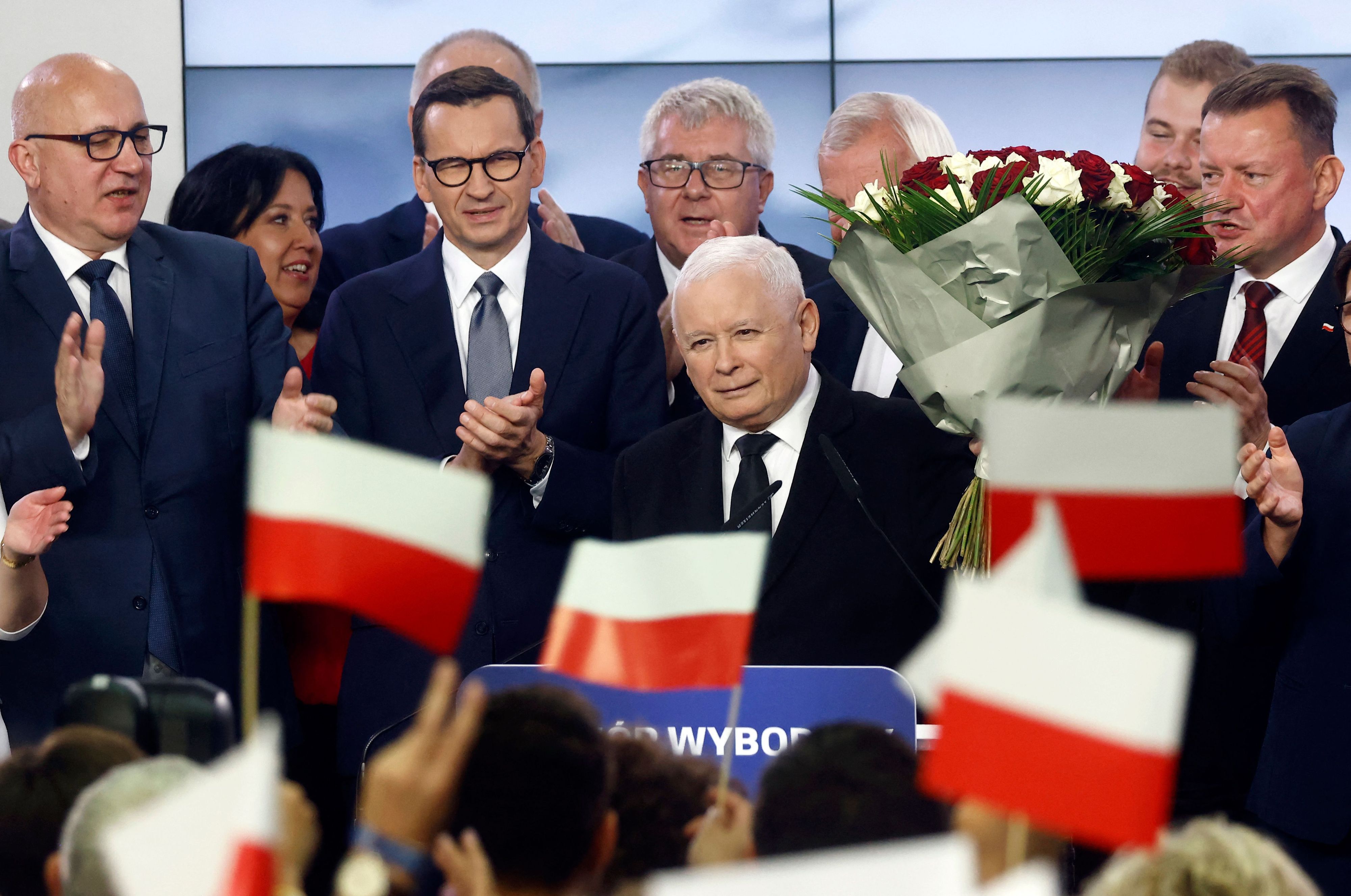 Die nationalkonservative polnische Regierungspartei Recht und Gerechtigkeit (PiS) mit dem Parteivorsitzenden Jaroslaw Kaczynski (Mitte) hat bei der Parlamentswahl an Stimmen verloren, bleibt aber stärkste Kraft.