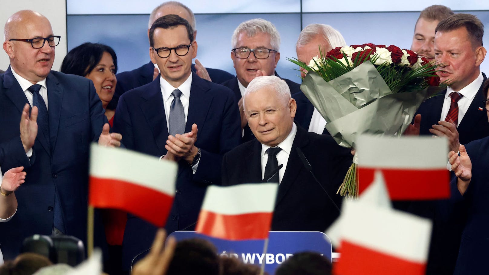 Die nationalkonservative polnische Regierungspartei Recht und Gerechtigkeit (PiS) mit dem Parteivorsitzenden Jaroslaw Kaczynski (Mitte) hat bei der Parlamentswahl an Stimmen verloren, bleibt aber stärkste Kraft.