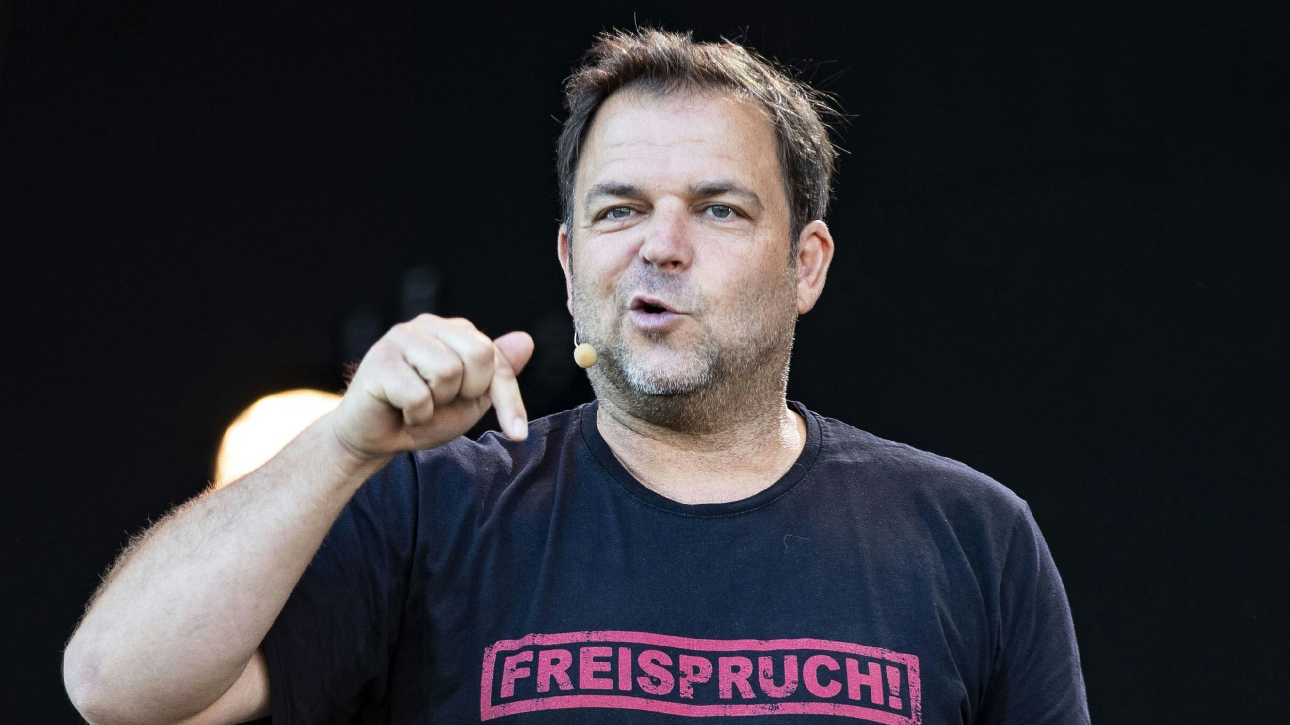 Download von www.picturedesk.com am 17.10.2023 (10:24).  ACT action_31152640 -- Martin Rütter mit seinen Tipps vom Hundeprofi beim Sommer Open Air Picknickdecken Auftritt im Steigerwaldstadion. Erfurt, 05.08.2020 - 20200805_PD10896 - Rechteinfo: Rights Managed (RM)