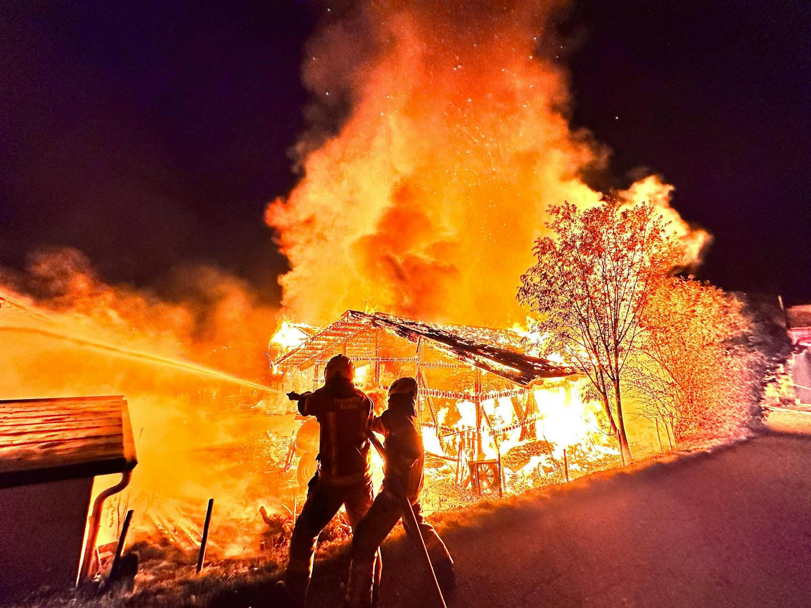 In Ellmau brach am Montag gegen 22.00 Uhr bei einem Bauernhof im Bereich einer Hackschnitzelanlage ein Brand aus. Das Feuer griff vom Nebengebäude auf das Wohnhaus und den Stall über.