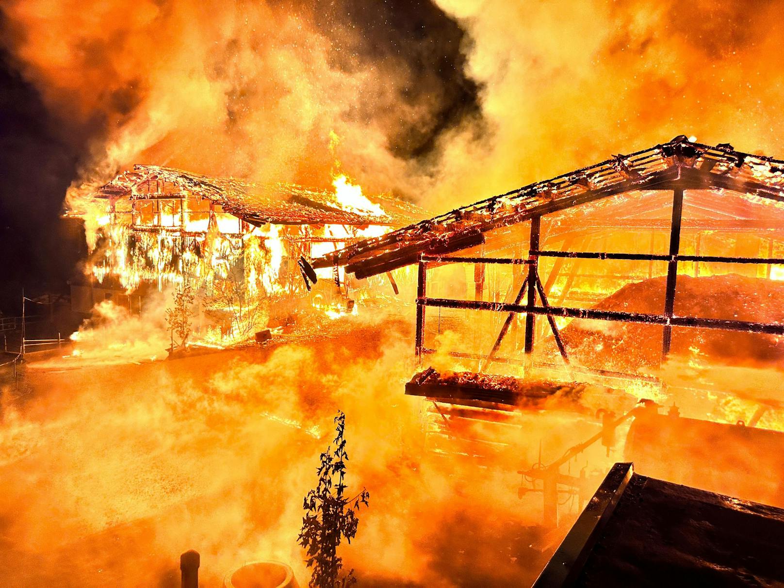 Großeinsatz in Tirol – Bauernhof geht in Flammen auf