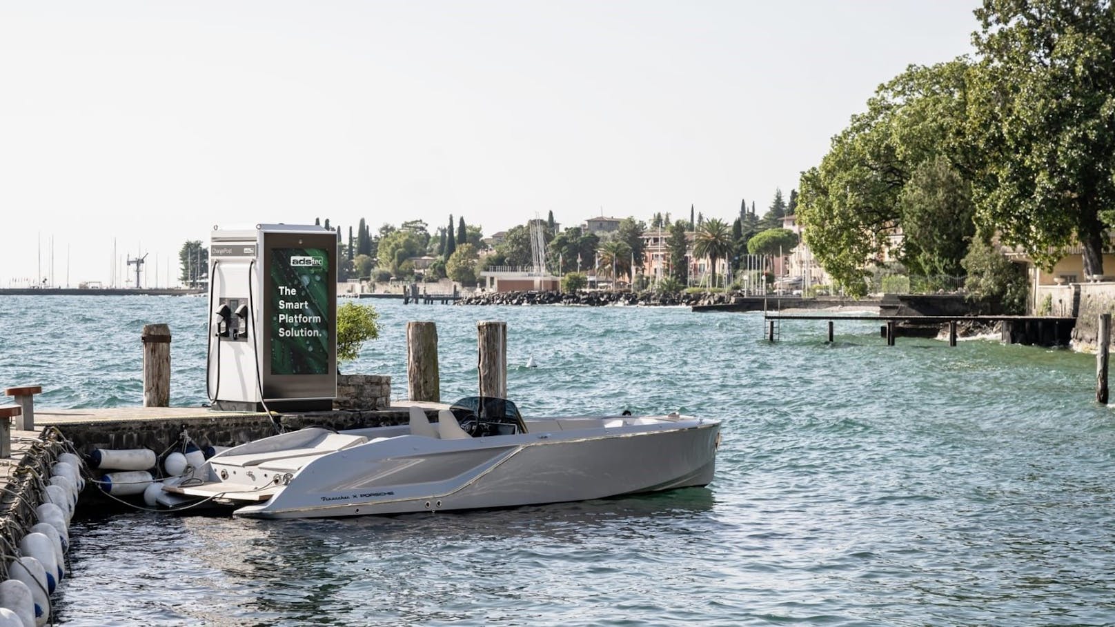 Still ruht der See: eFantom, das erste E-Boot von Porsche, wird mit ChargePost von ADS-TEC Energy schnell und flexibel geladen.
