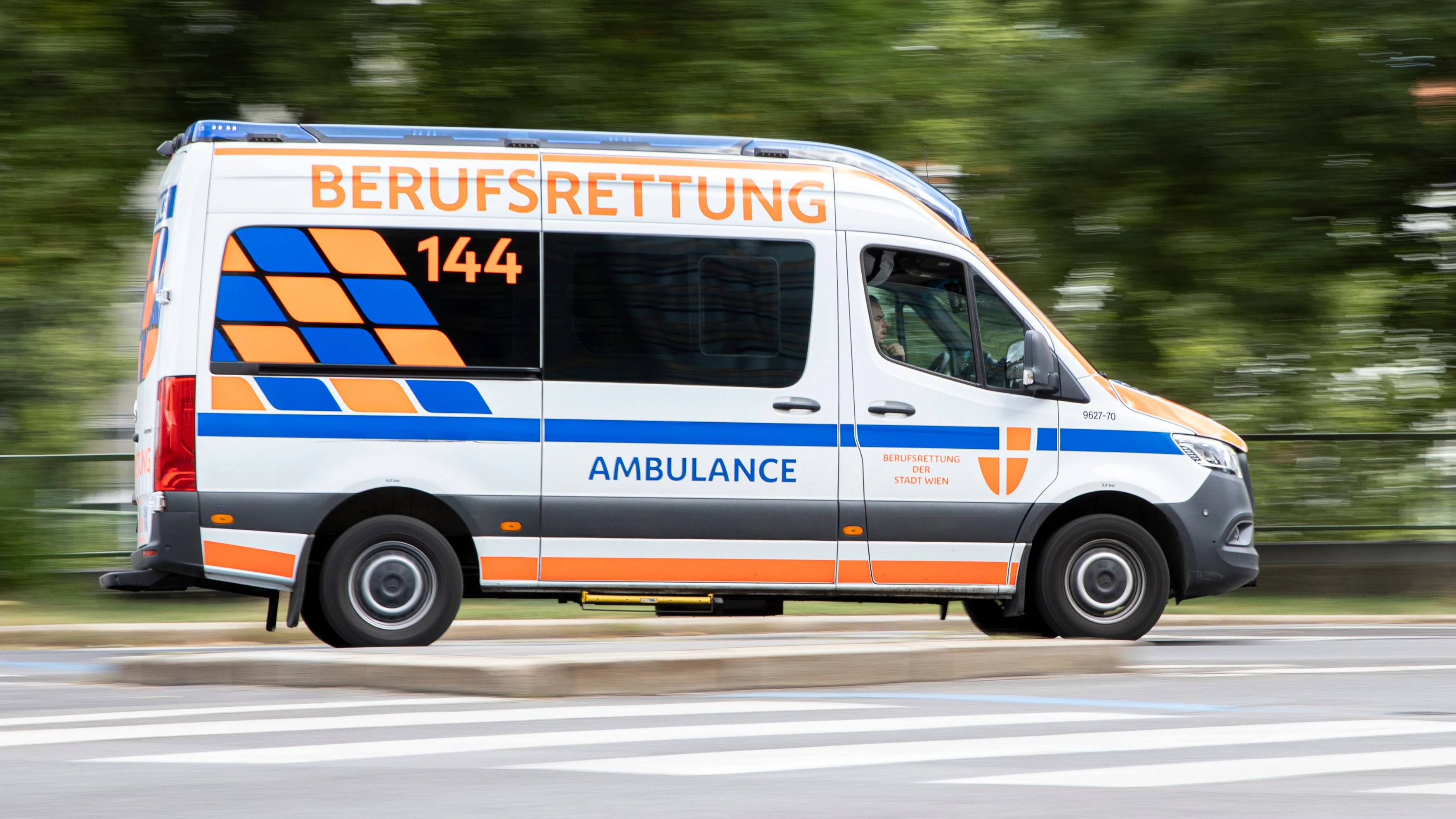 Der Bub wurde durch Einsatzkräfte der Berufsrettung Wien und des Samariter Bundes notfallmedizinisch versorgt und in ein Spital gebracht