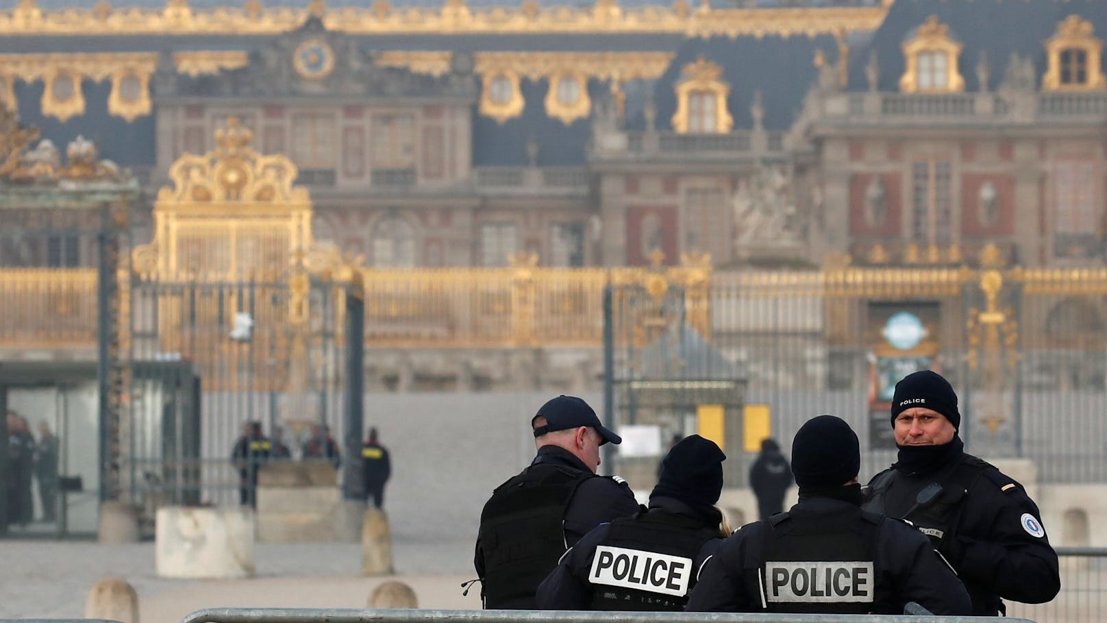 Großeinsatz! Schloss Versailles erneut evakuiert