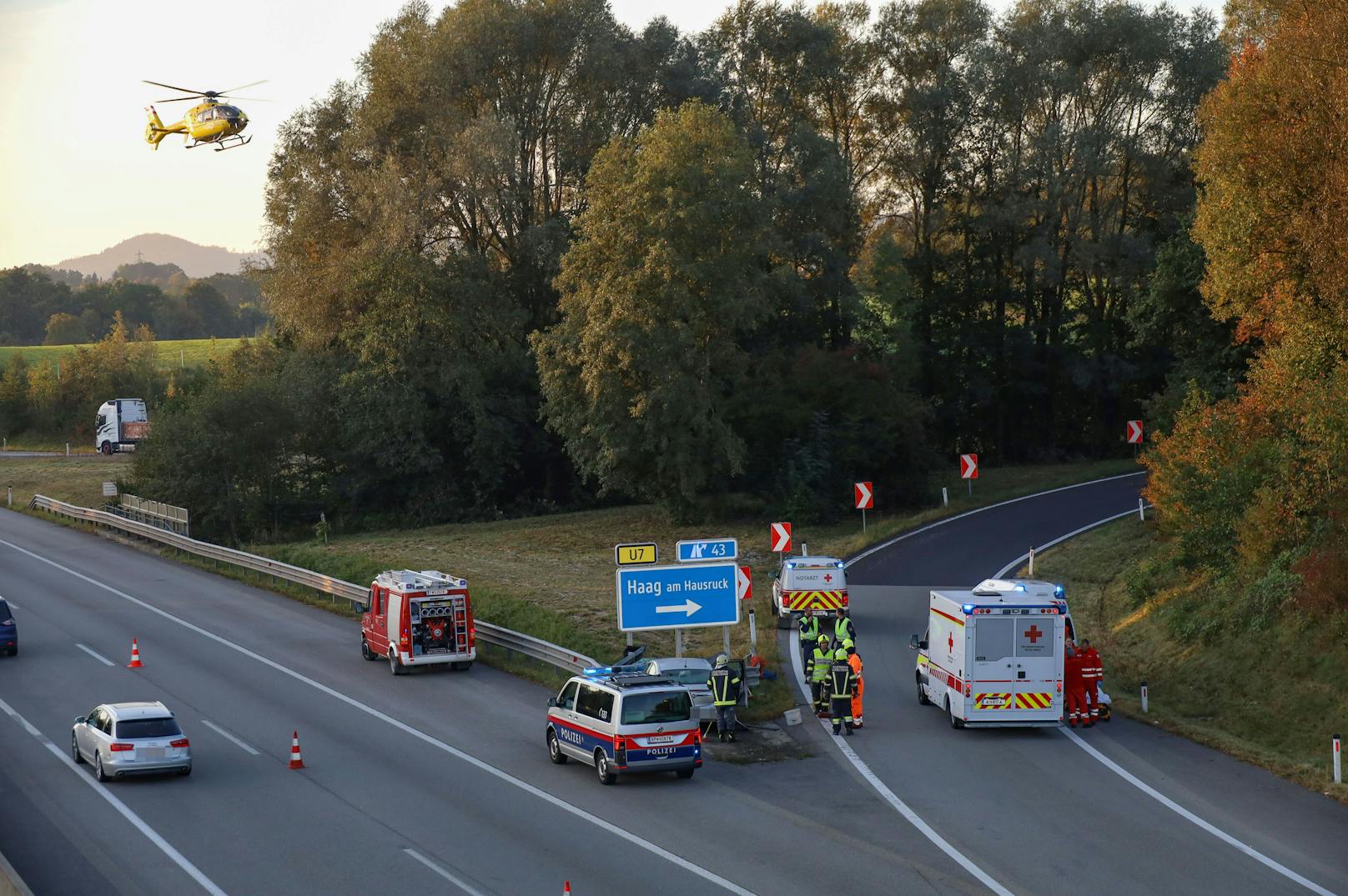 Bei dem Crash auf der A8 wurden mehrere Personen teils schwer verletzt, der Rettungshubschrauber war im Einsatz.