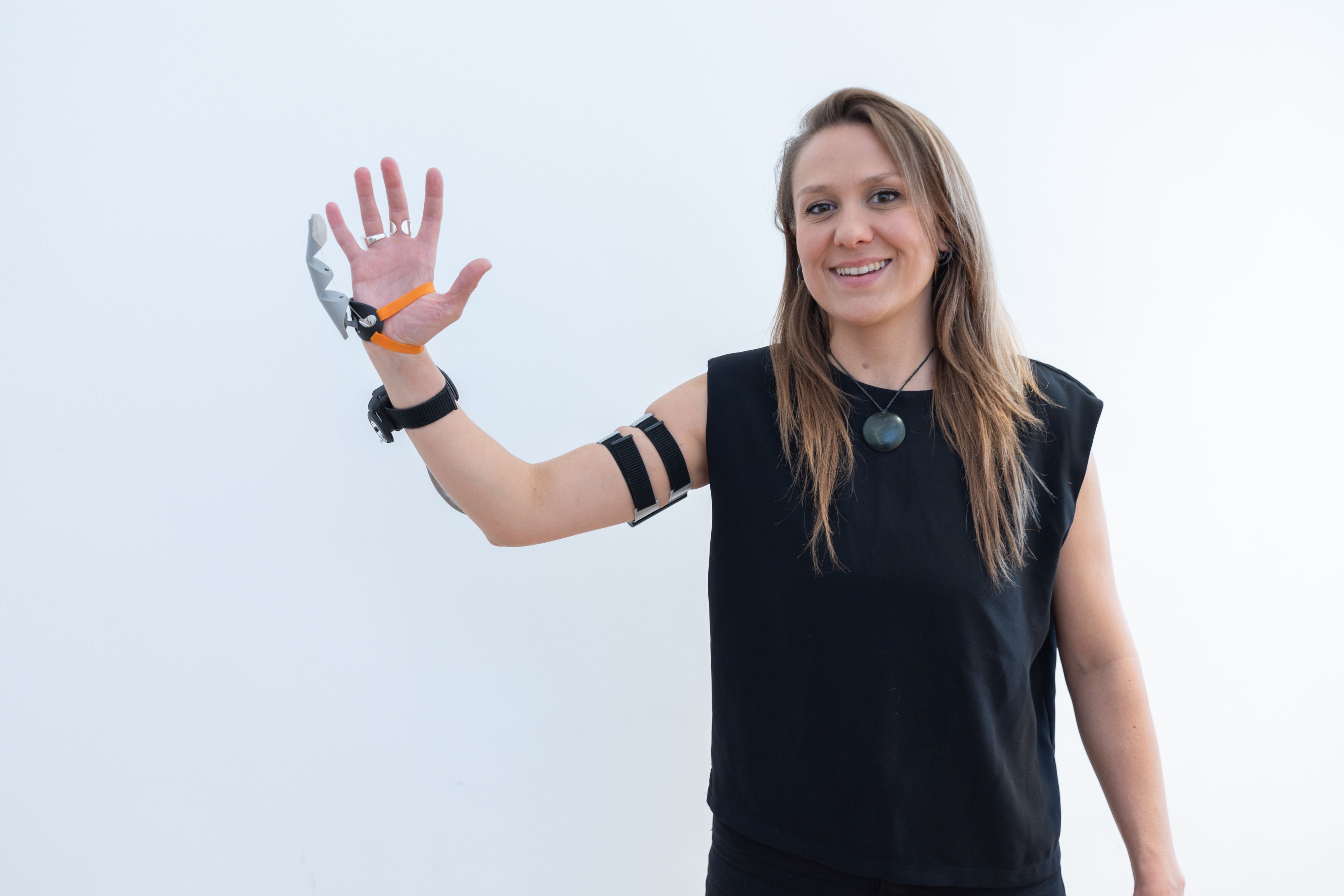 Erfinderin Dani Clode: Zusatzfinger wird mit Bluetooth gelenkt.&nbsp;