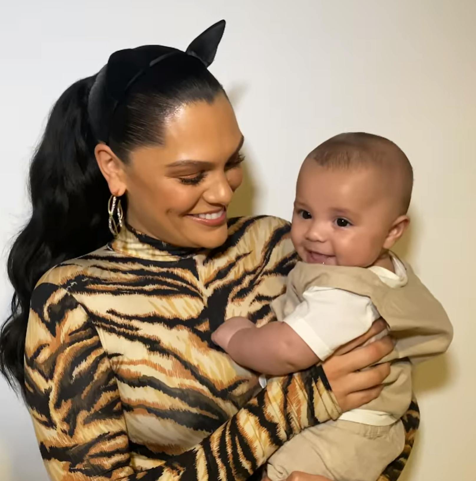 Sängerin Jessie J strahlt mit ihrem Baby um die Wette.
