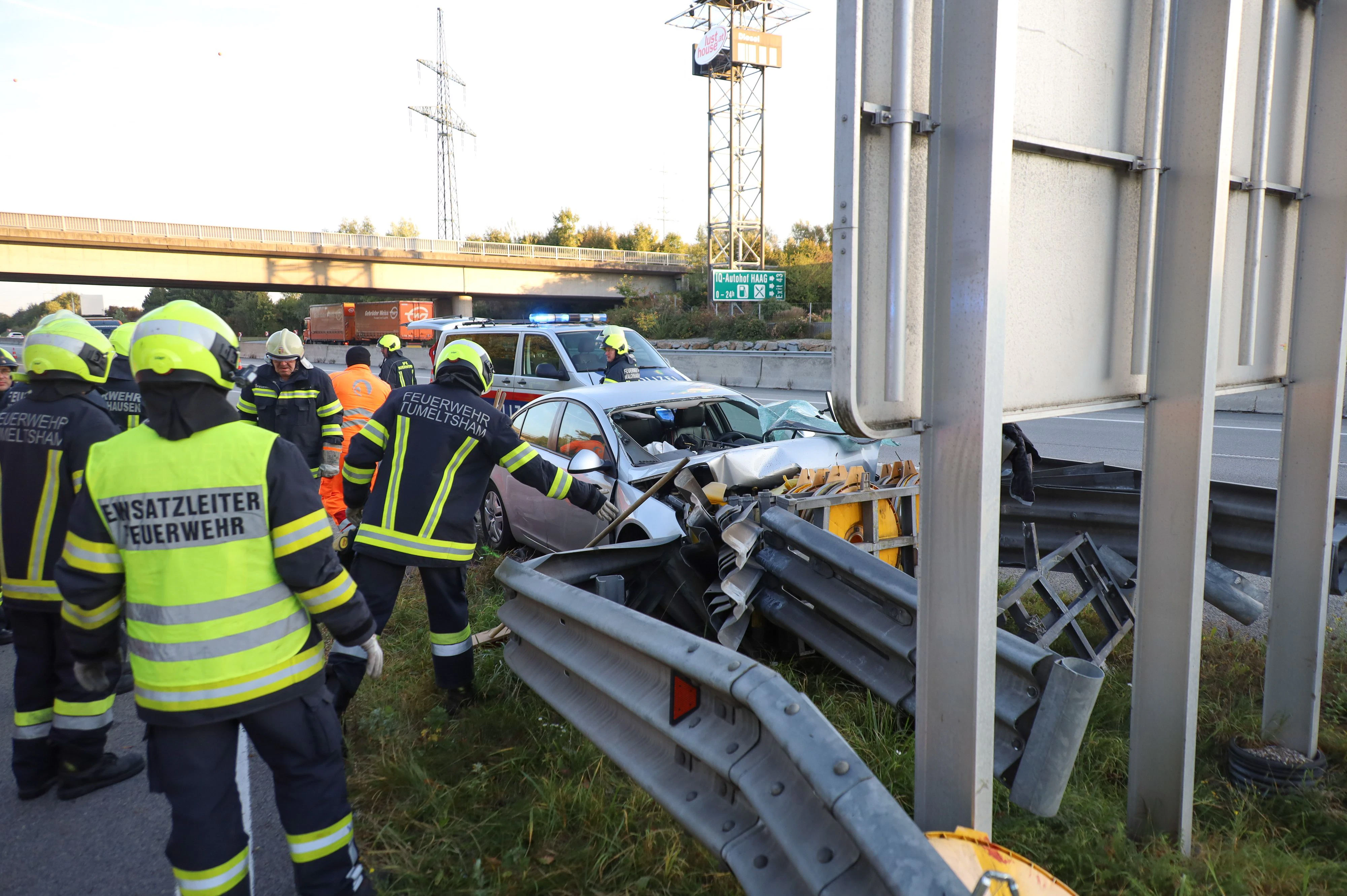 Bei dem Crash auf der A8 wurden mehrere Personen teils schwer verletzt, der Rettungshubschrauber war im Einsatz.